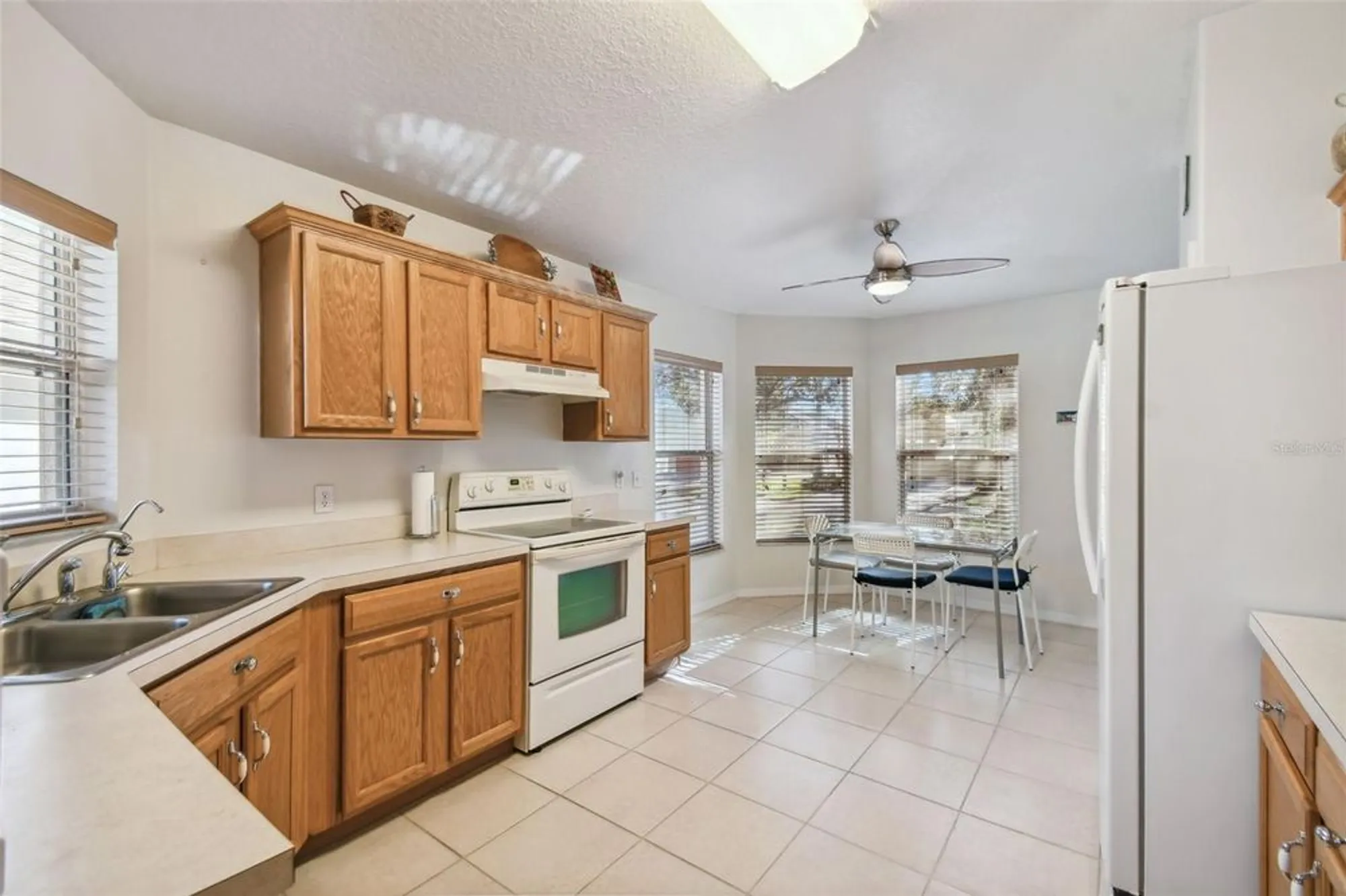 Property Slideshow image 7 of 47 | 200 grand canal dr, Kissimmee, FL, 34759