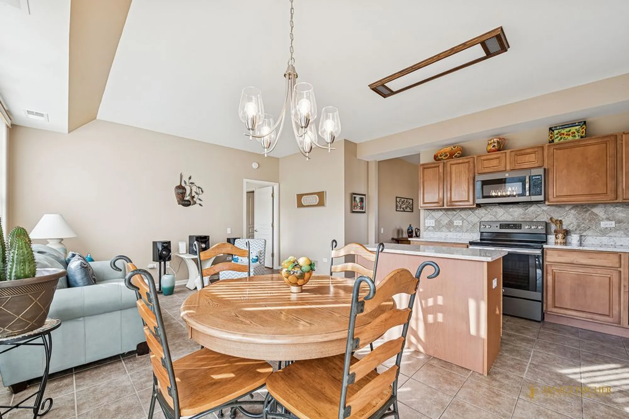 Property Slideshow image 12 of 21 | 13463 morgan way, Huntley, IL, 60142