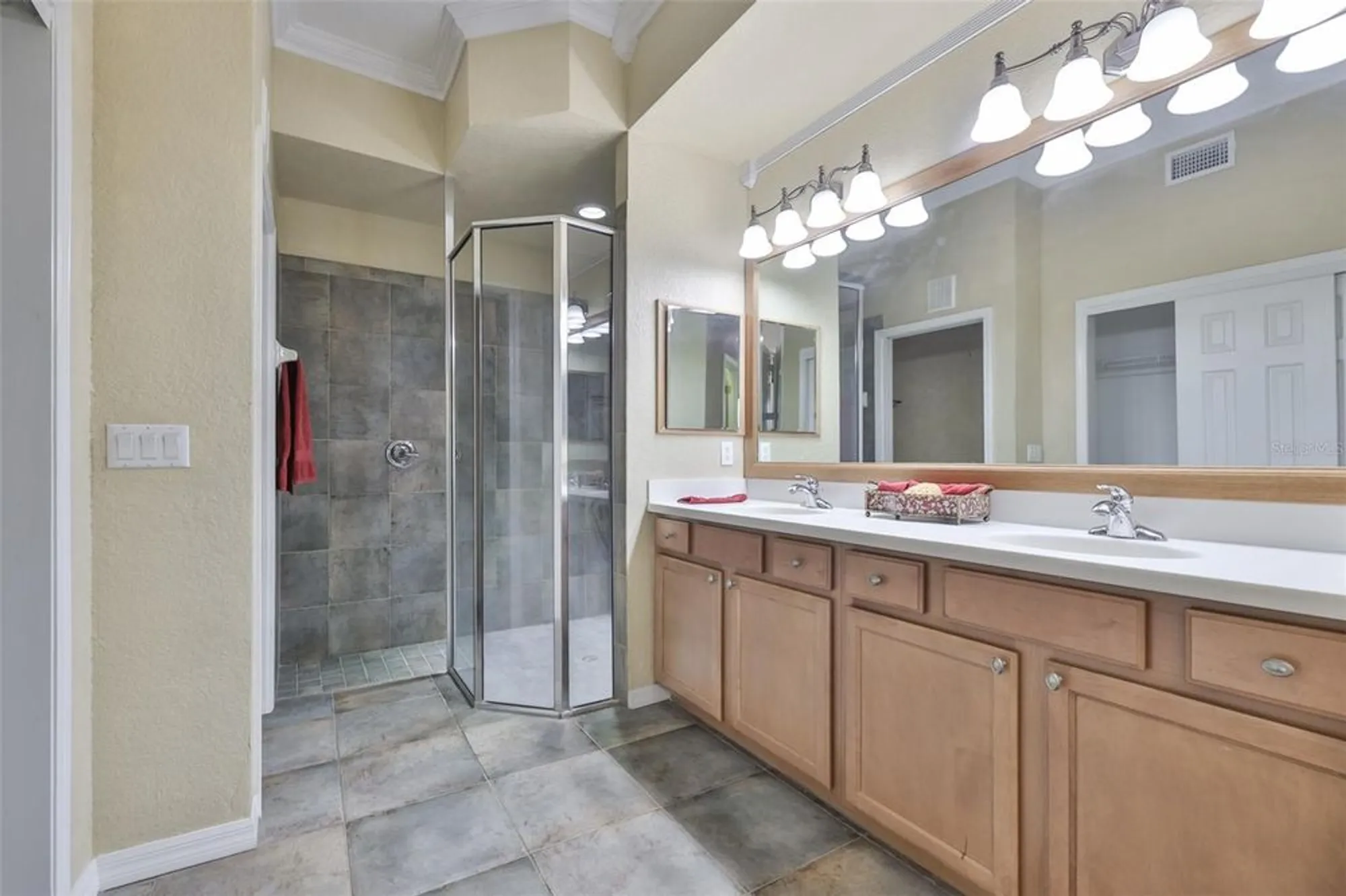 Property Slideshow image 28 of 53 | 1324 emerald dunes dr, Sun City Center, FL, 33573