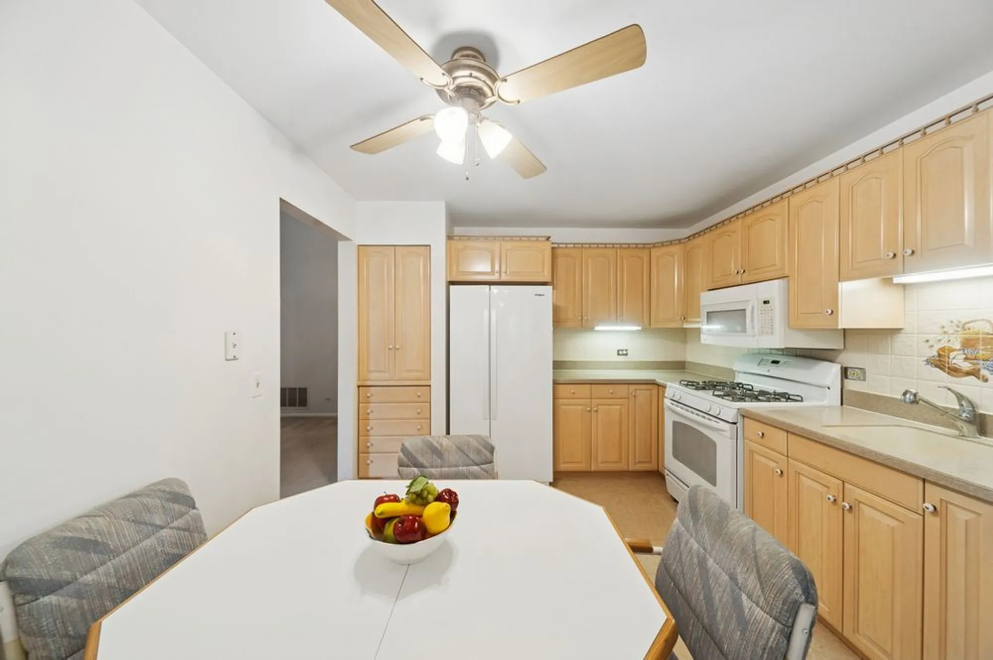 Property Slideshow image 8 of 20 | 501 aberdeen ln c, Prospect Heights, IL, 60070