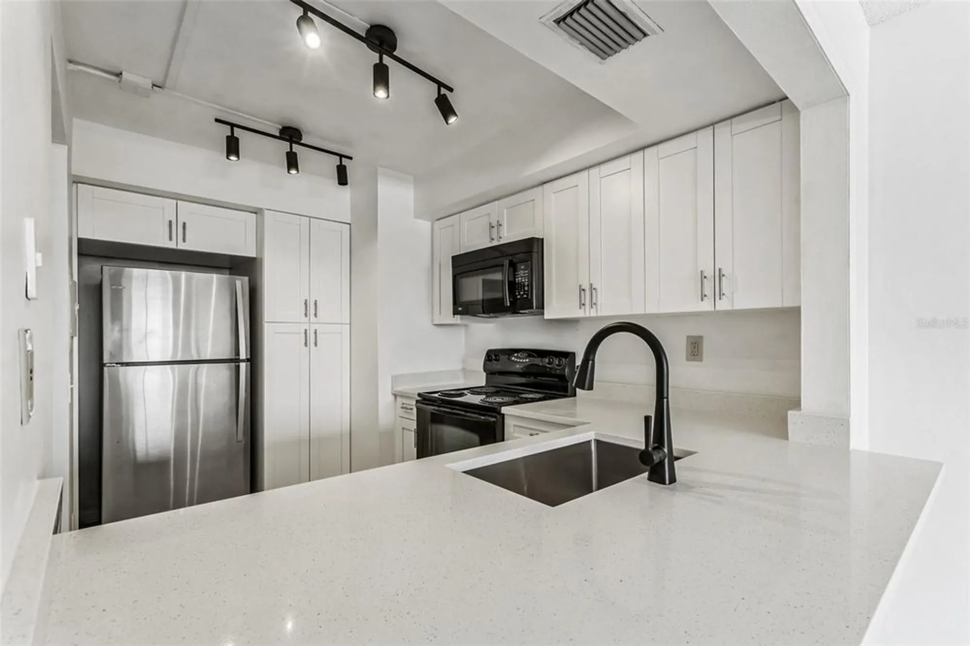 Property Slideshow image 6 of 37 | 6219 palma del mar blvd s apt 301, Saint Petersburg, FL, 33715