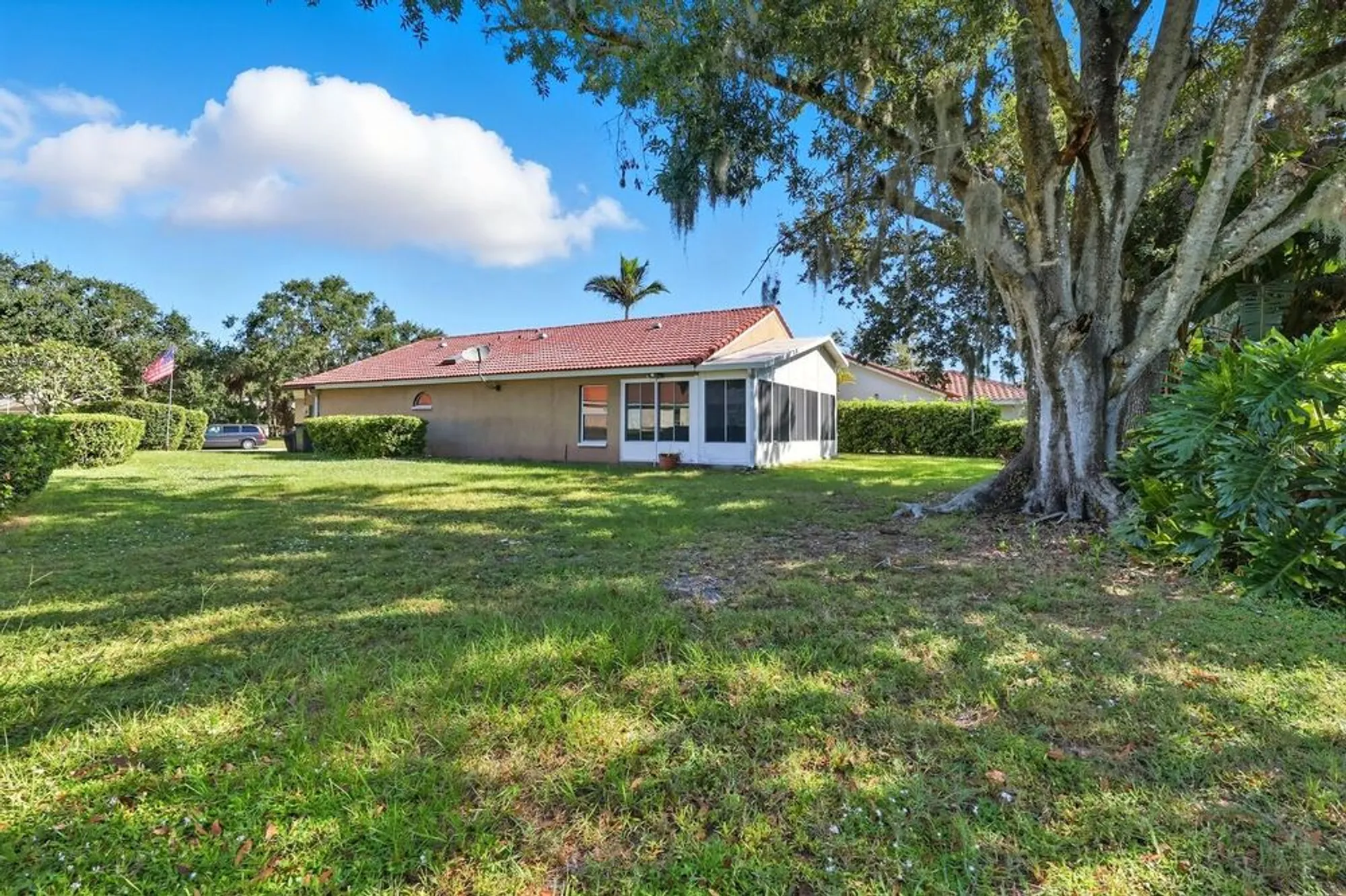 Property Slideshow image 10 of 50 | 5508 gardens dr, Sarasota, FL, 34243