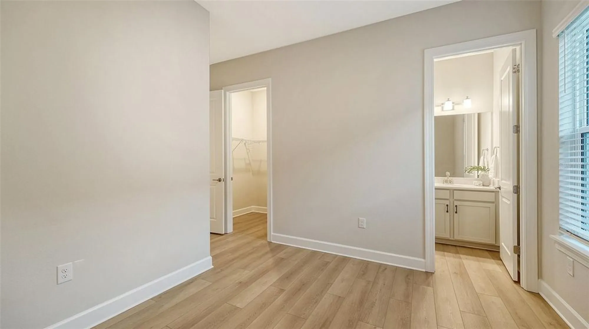 Property Slideshow image 37 of 90 | 16423 isola pl, Lakewood Ranch, FL, 34211