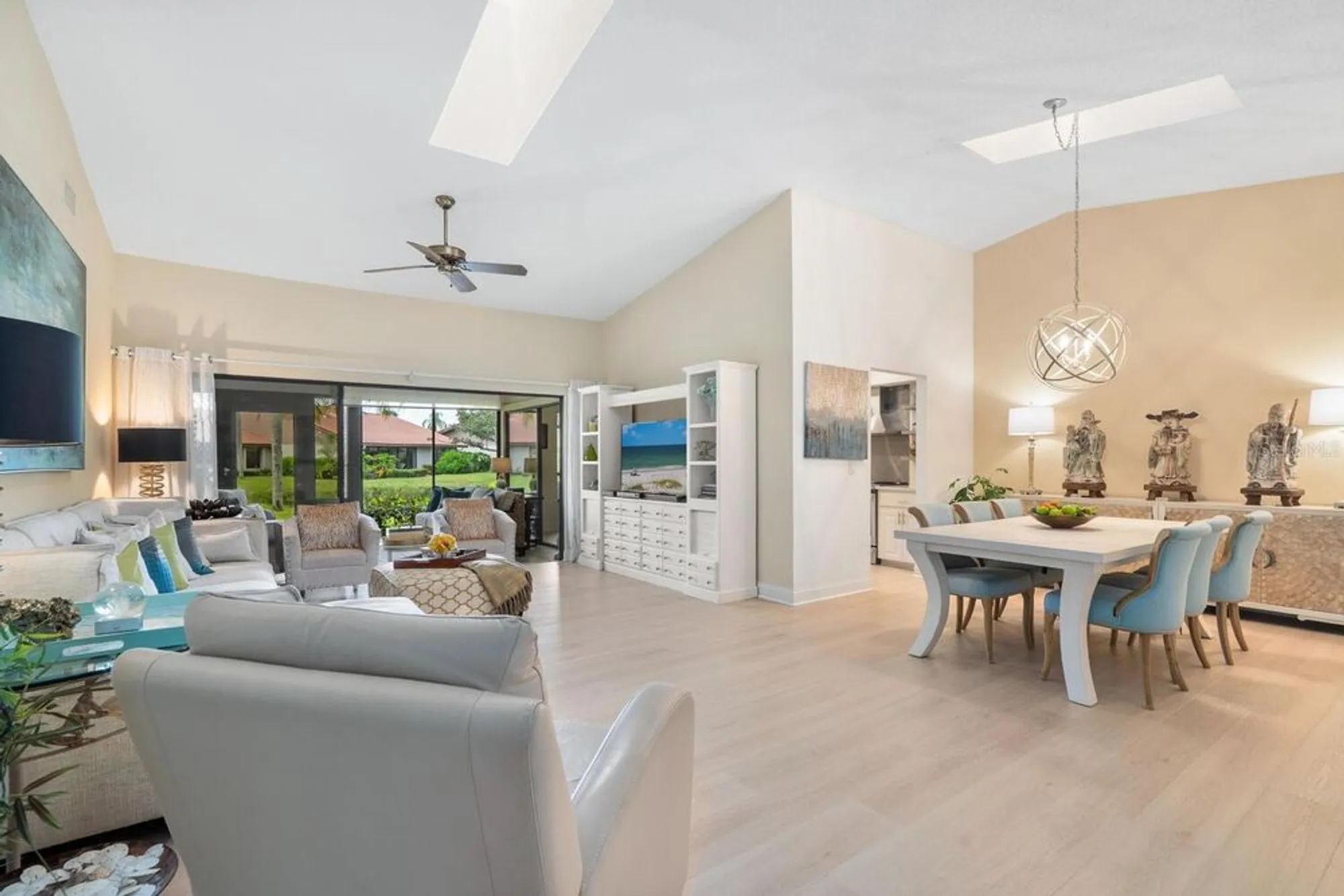 Property Slideshow image 7 of 49 | 4033 wilshire cir 139, Sarasota, FL, 34238