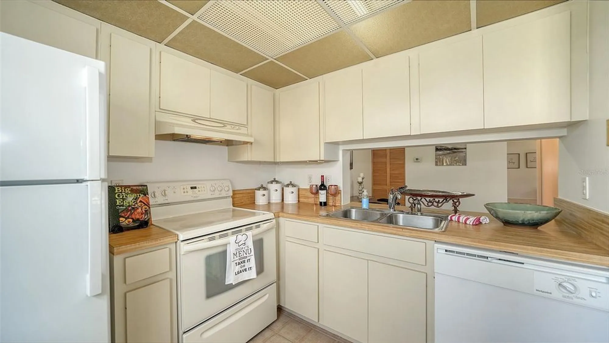 Property Slideshow image 6 of 36 | 5785 gardens dr # 5785, Sarasota, FL, 34243