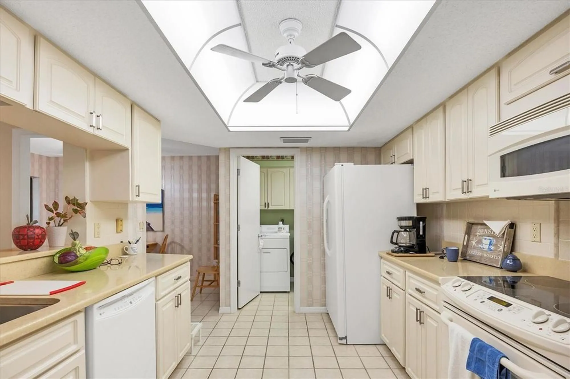 Property Slideshow image 16 of 59 | 3825 wilshire cir 1, Sarasota, FL, 34238