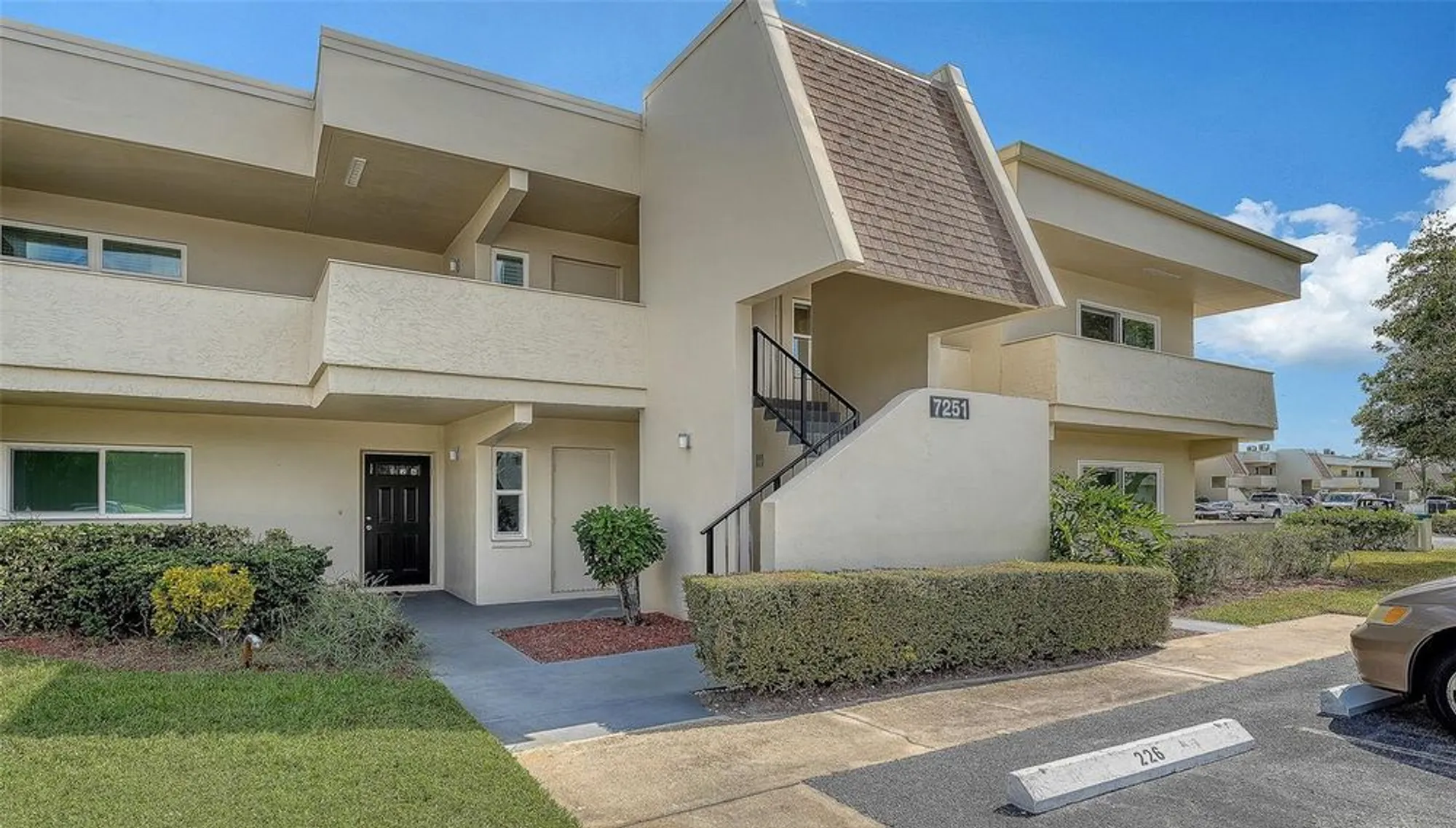 Property Slideshow image 3 of 48 | 7251 w country club dr 225, Sarasota, FL, 34243