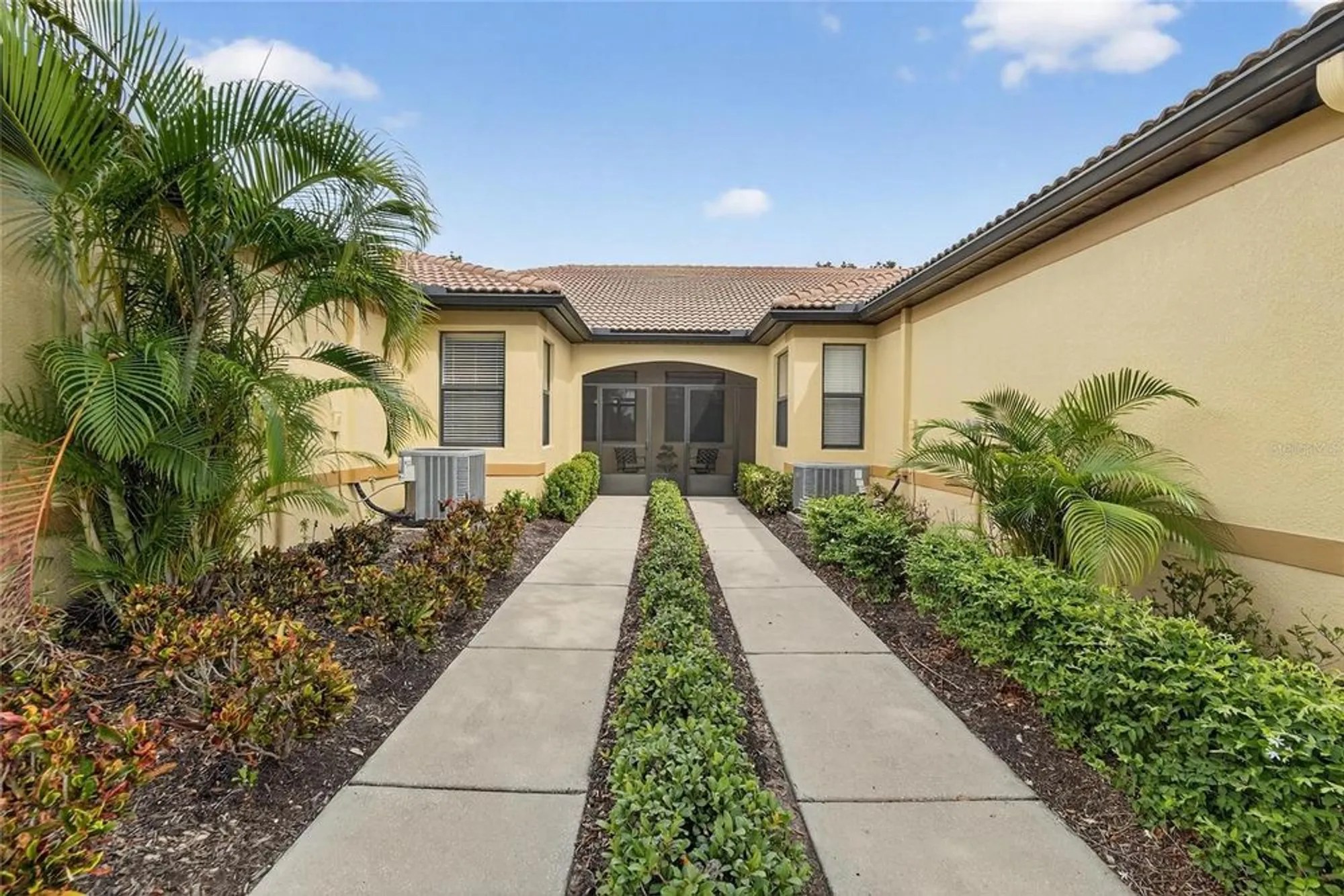 Property Slideshow image 4 of 58 | 307 bluewater falls ct, Apollo Beach, FL, 33572