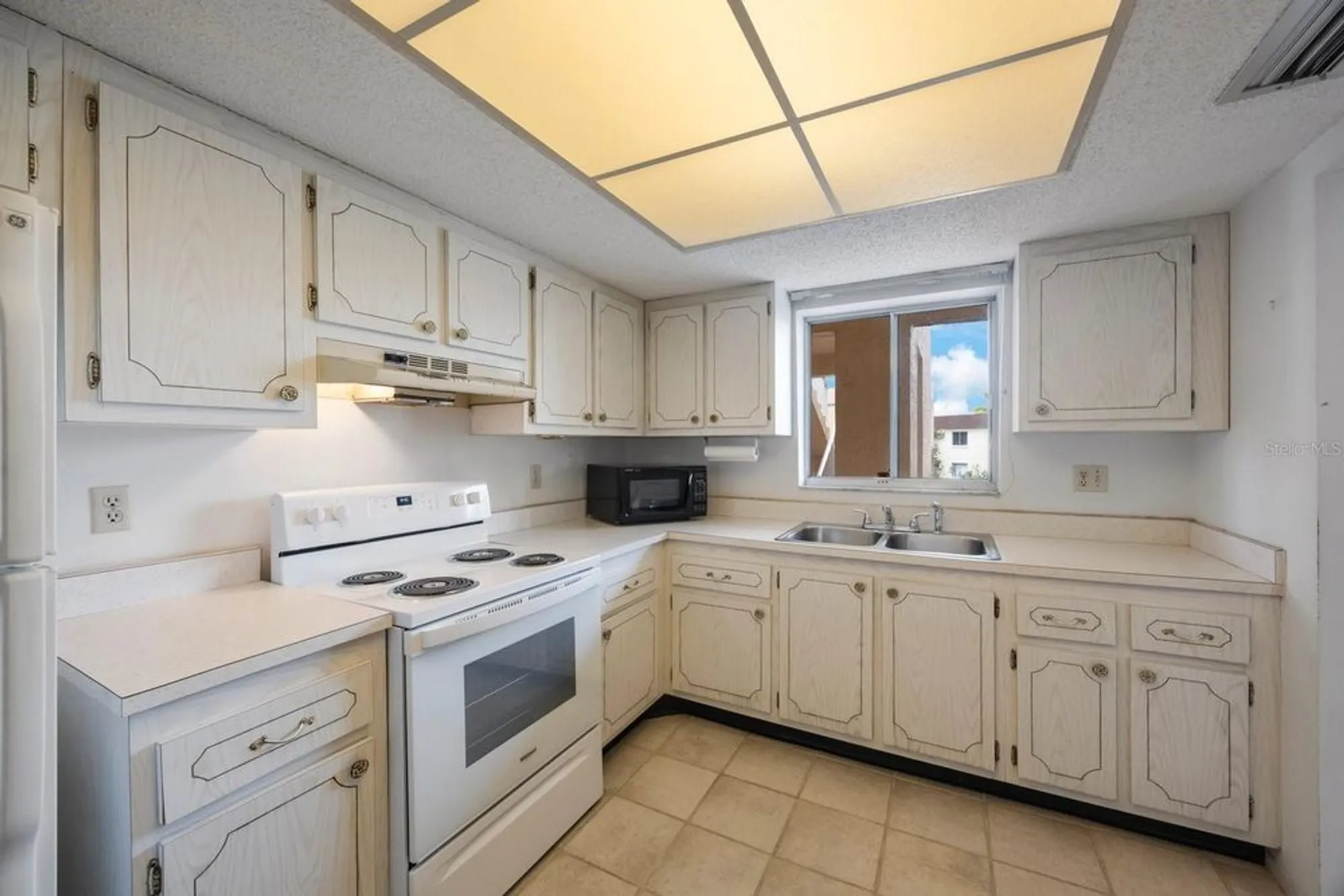 Property Slideshow image 7 of 39 | 4155 heron way # e-301, Bradenton, FL, 34205