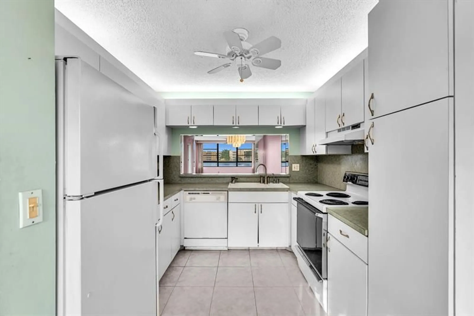 Property Slideshow image 4 of 82 | 10442 e clairmont cir 204, Tamarac, FL, 33321