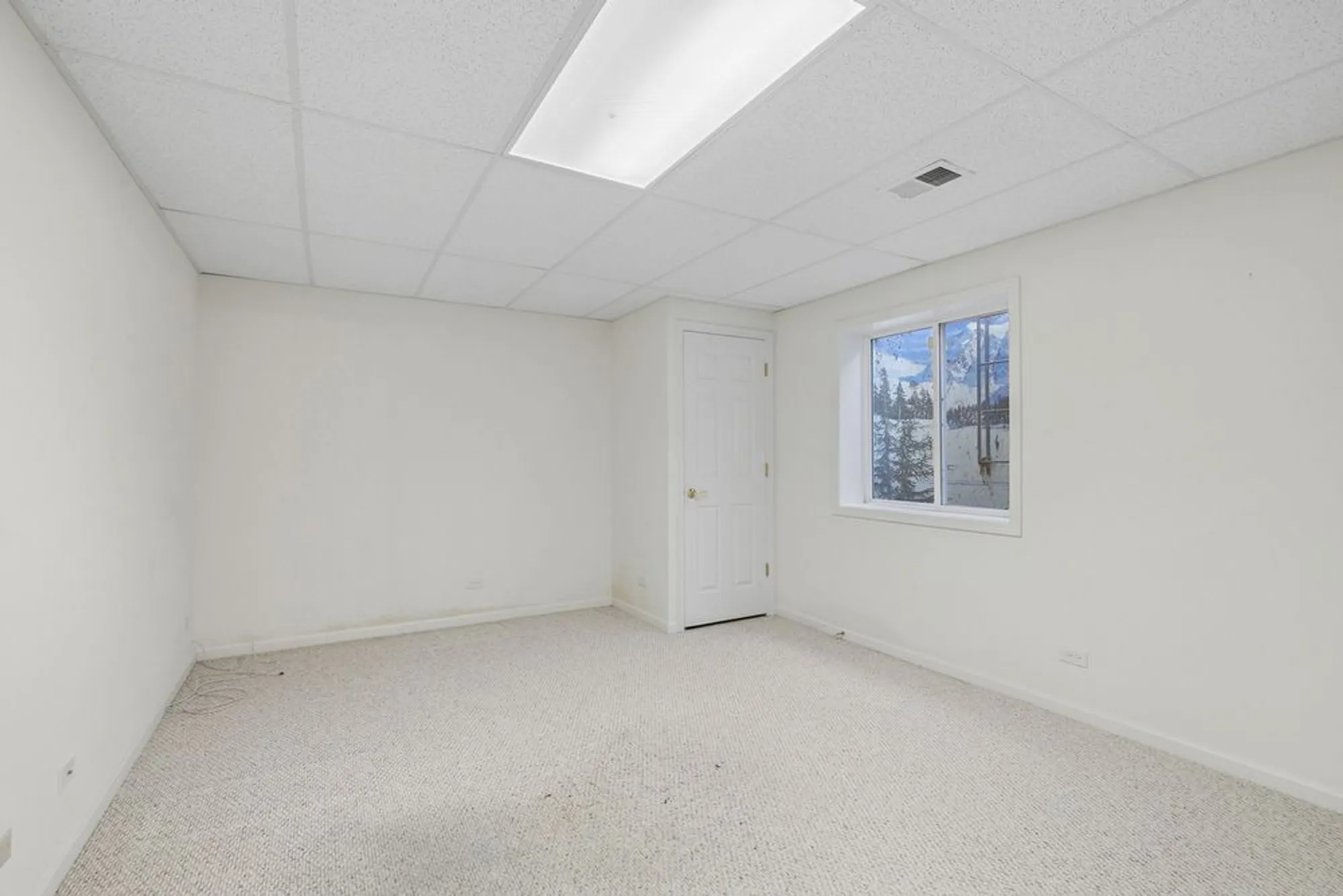 Property Slideshow image 24 of 39 | 2325 carillon dr, Grayslake, IL, 60030