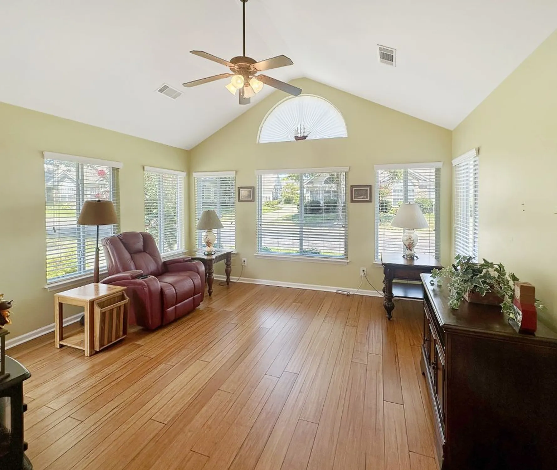 Property Slideshow image 8 of 37 | 825 s browns ln 2503, Gallatin, TN, 37066