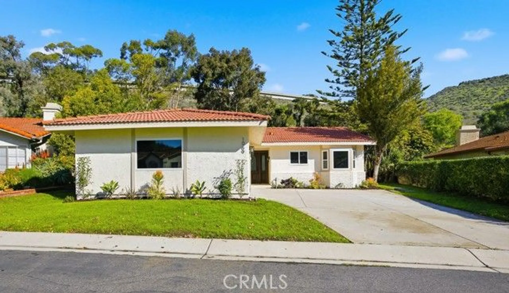 Property Slideshow image 2 of 52 | 1069 belleza st, Camarillo, CA, 93012