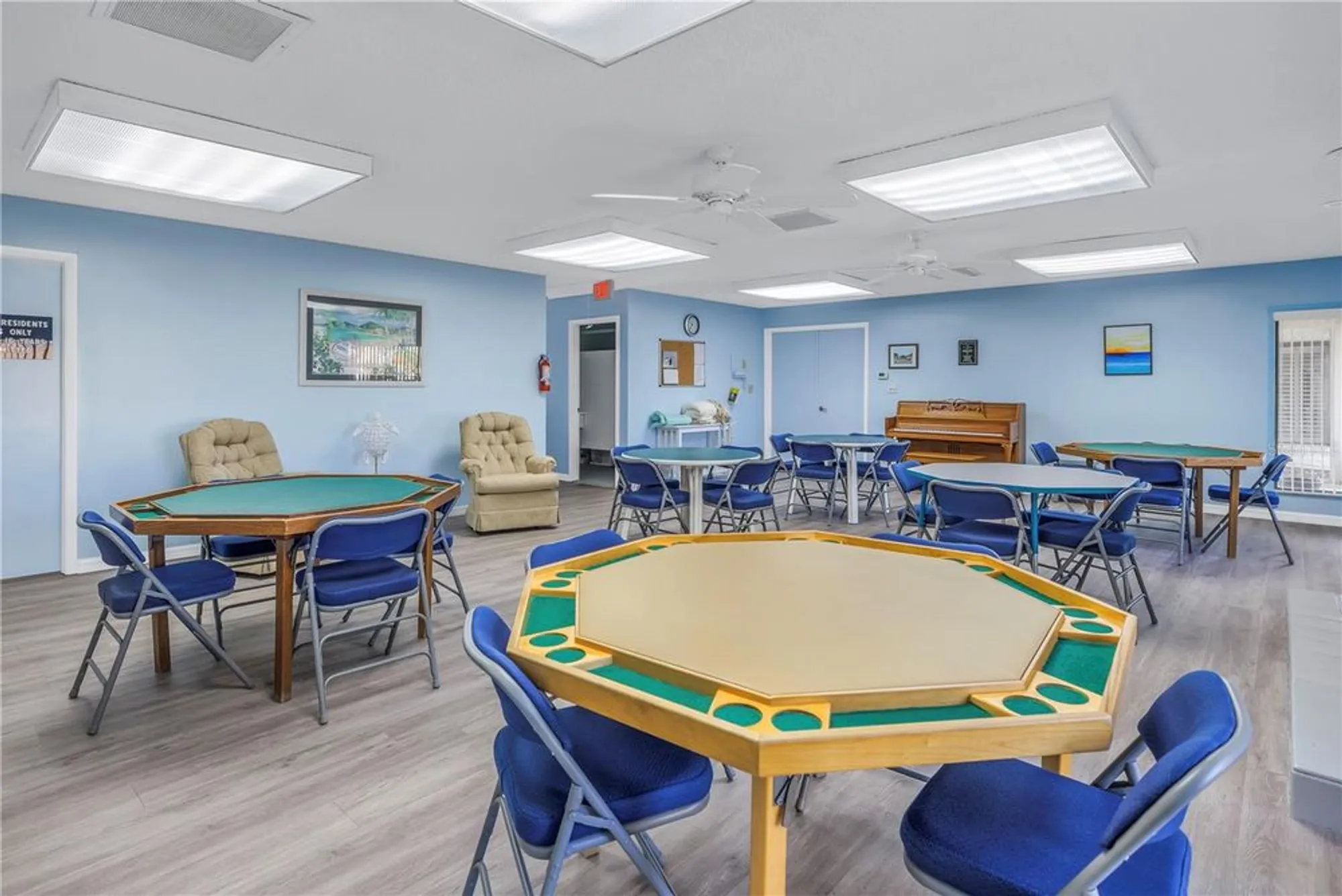 Property Slideshow image 19 of 28 | 2541 laurelwood dr # 8c, Clearwater, FL, 33763