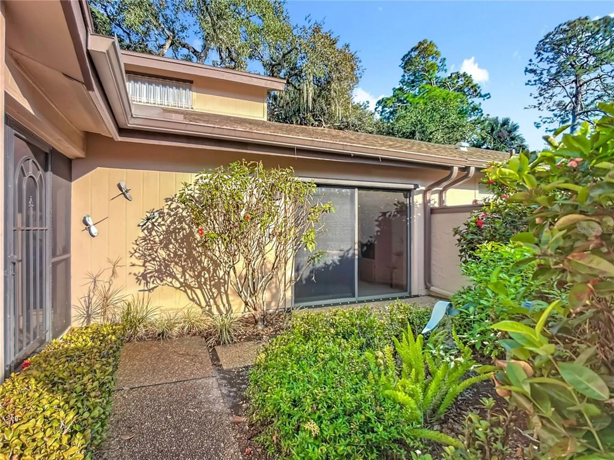 Property Slideshow image 10 of 43 | 4683 oak hollow dr 3, Sarasota, FL, 34241