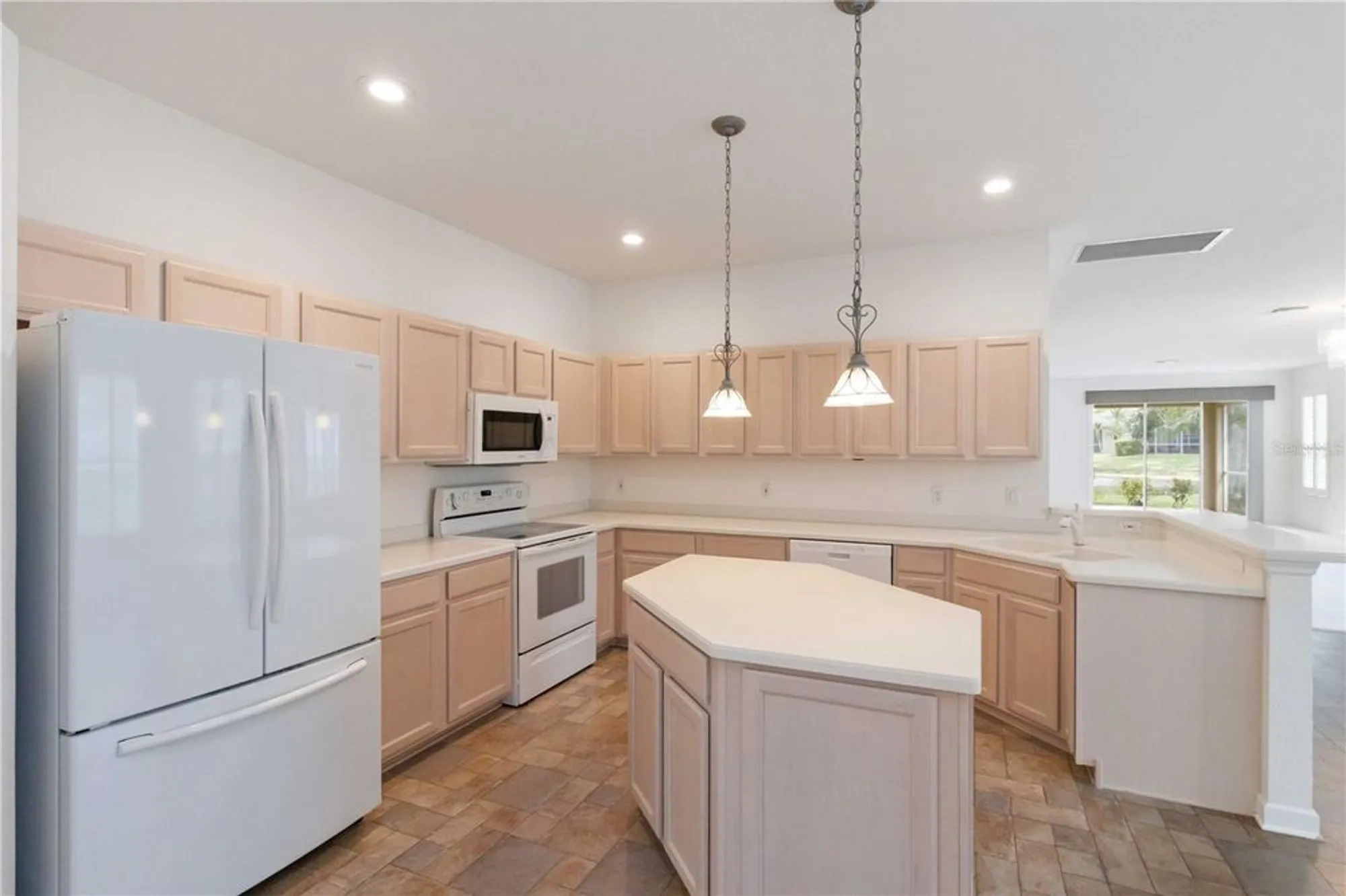 Property Slideshow image 15 of 51 | 4939 lakescene pl, Sarasota, FL, 34243