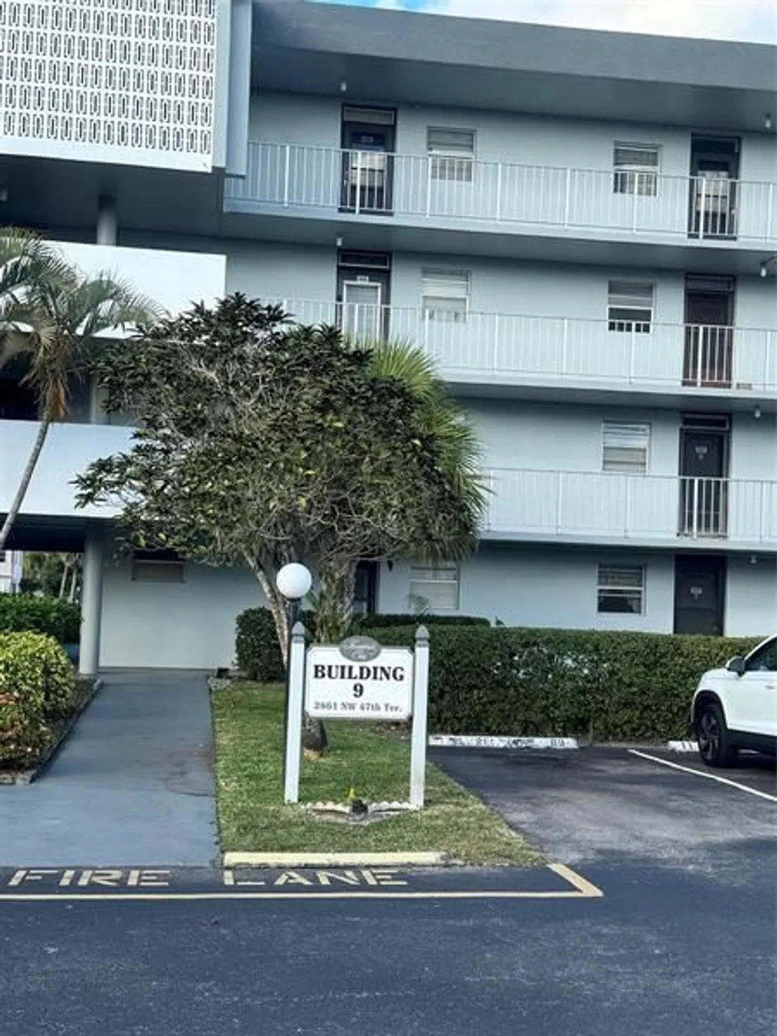 Property Slideshow image 1 of 8 | 2861 nw 47th ter 104b, Lauderdale Lakes, FL, 33313