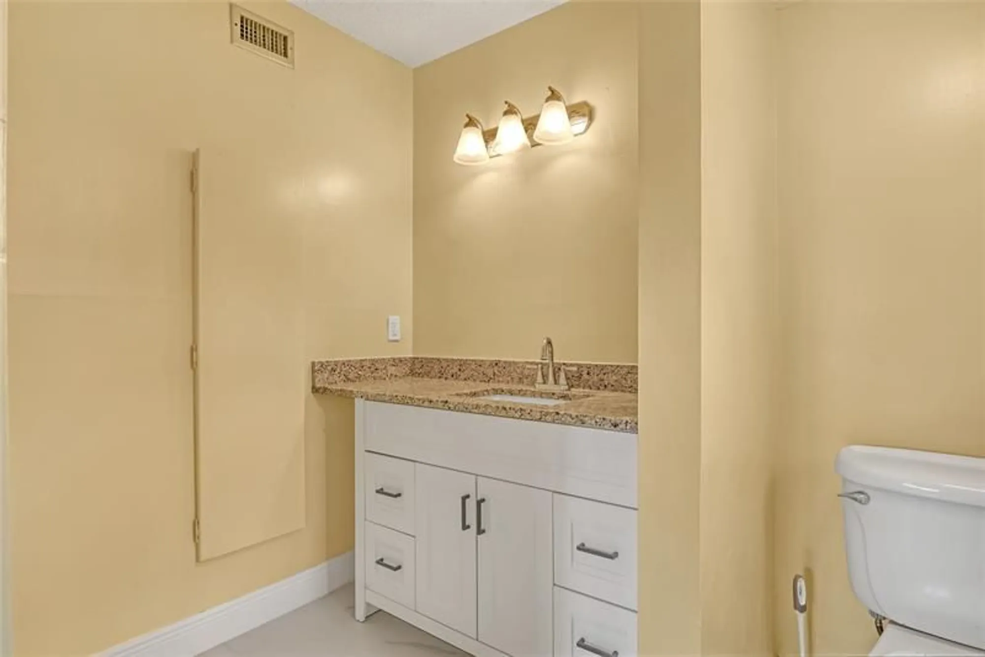 Property Slideshow image 6 of 28 | 6850 10th ave 101, Lake Worth, FL, 33467