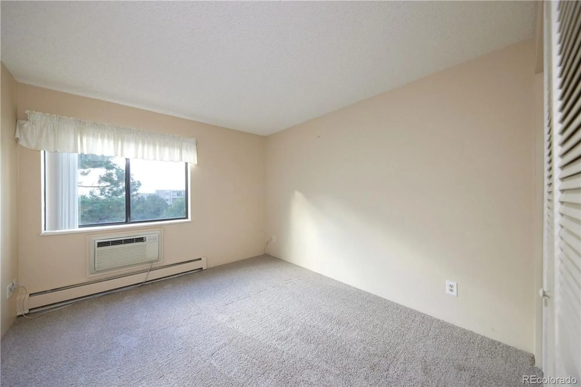 Property Slideshow image 13 of 45 | 13902 e marina dr apt 610, Aurora, CO, 80014