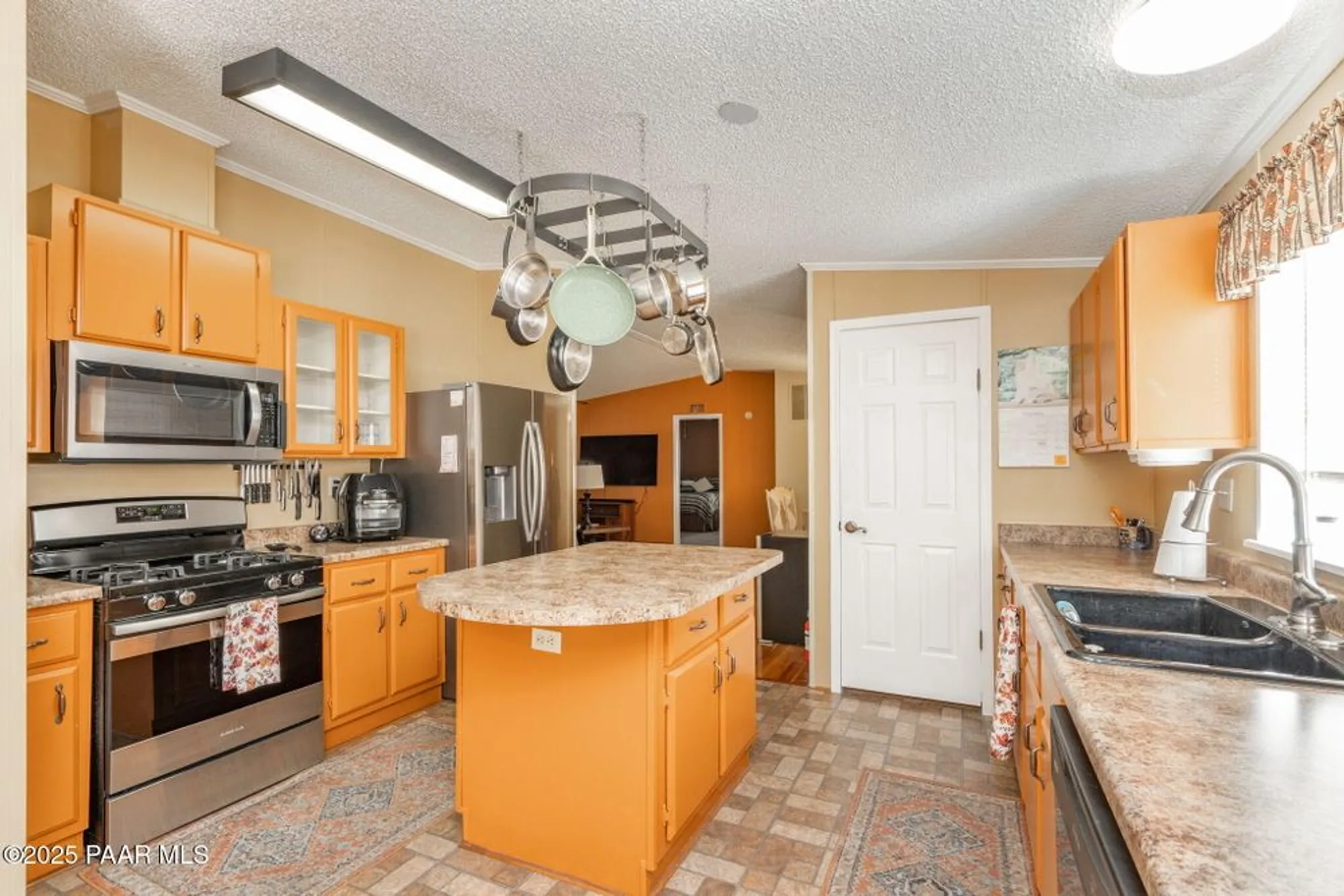 Property Slideshow image 14 of 35 | 2493 hilltop rd, Prescott, AZ, 86301