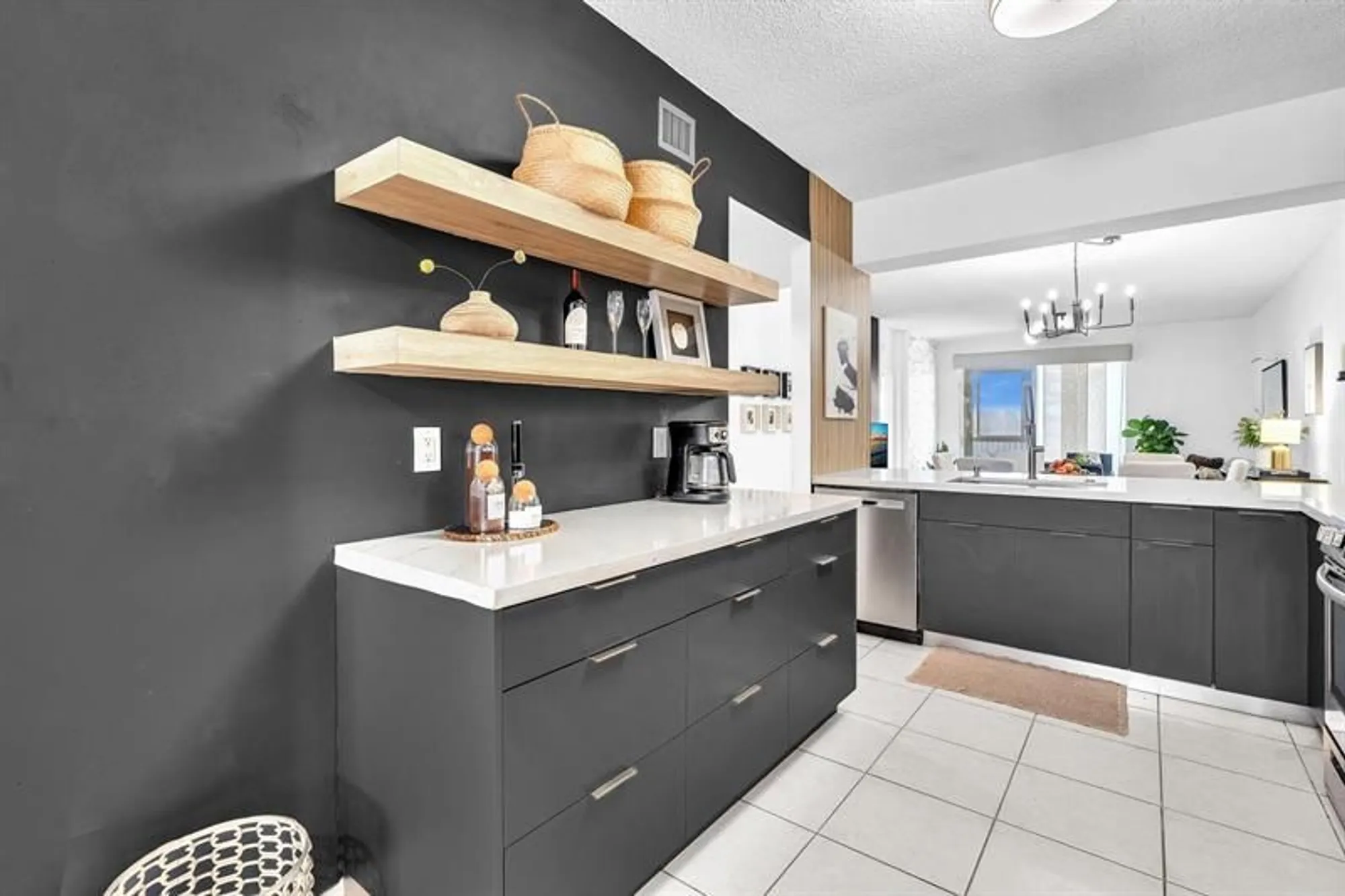 Property Slideshow image 7 of 82 | 7775 southampton ter 405, Tamarac, FL, 33321