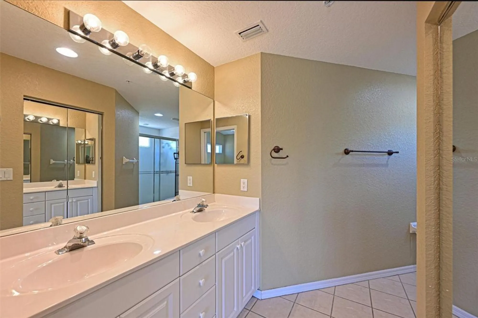 Property Slideshow image 10 of 28 | 6335 bay cedar ln, Bradenton, FL, 34203