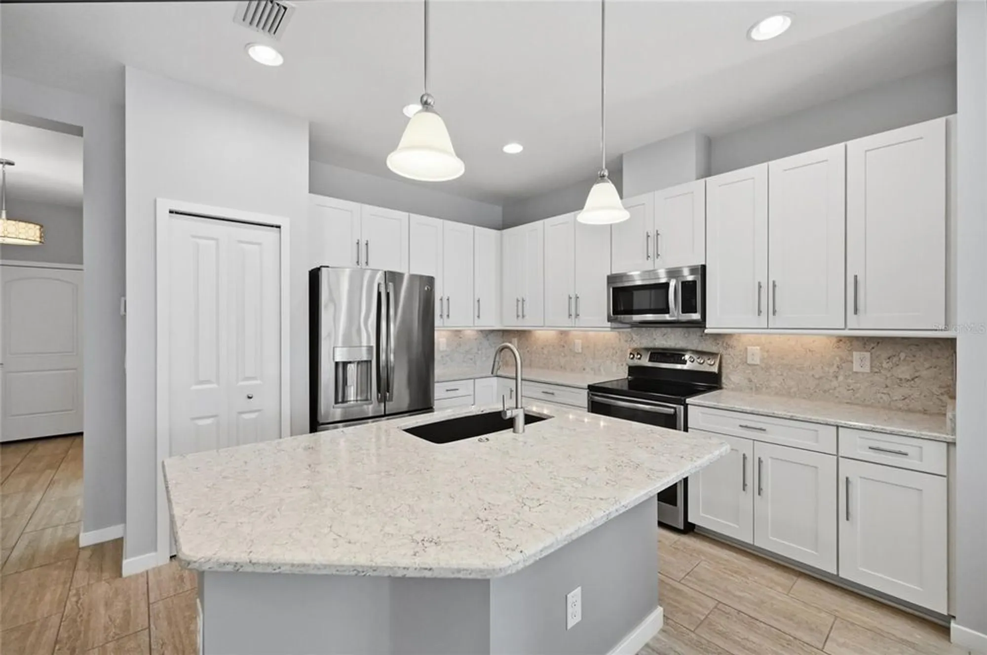 Property Slideshow image 24 of 50 | 7105 vista bella dr, Bradenton, FL, 34209