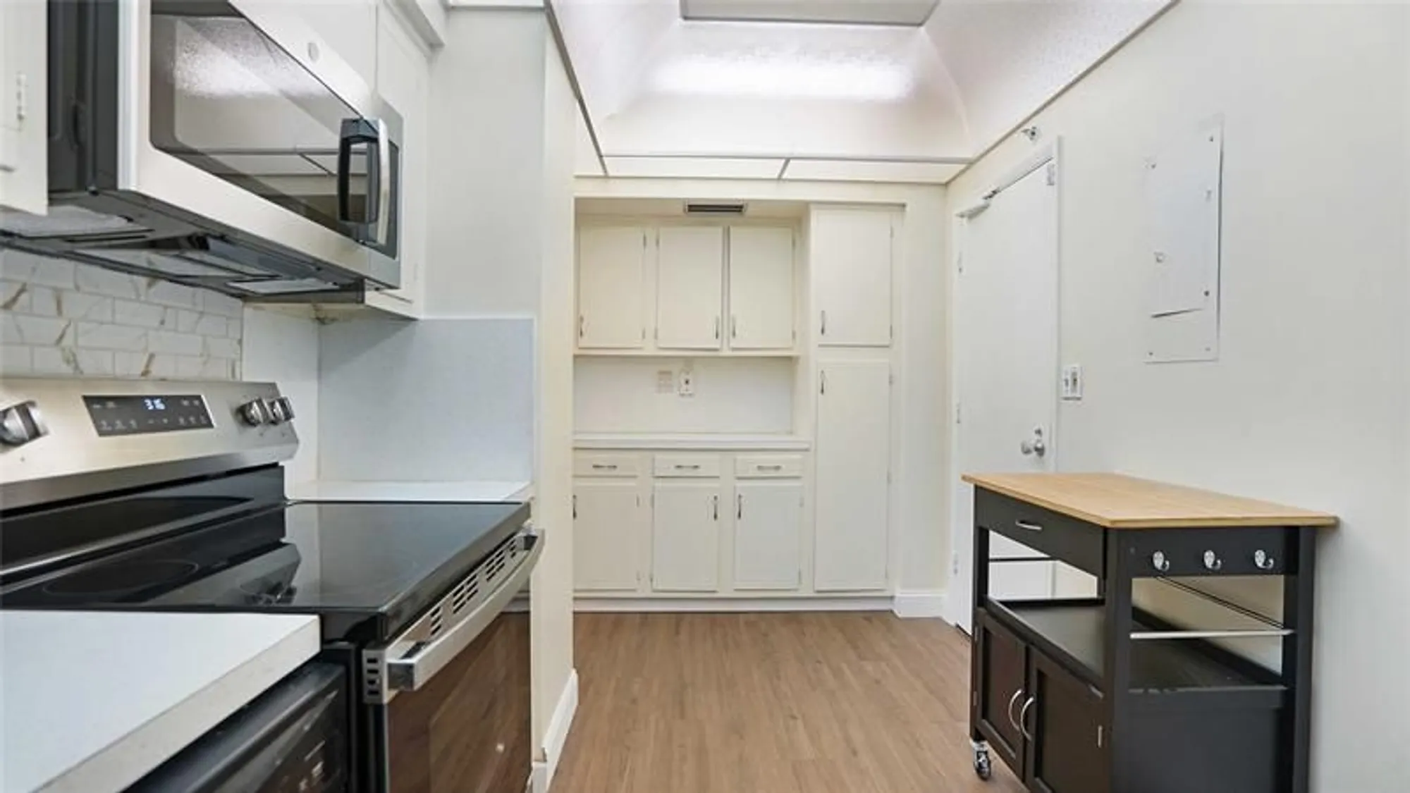 Property Slideshow image 15 of 49 | 3333 ne 34th st 109, Fort Lauderdale, FL, 33308