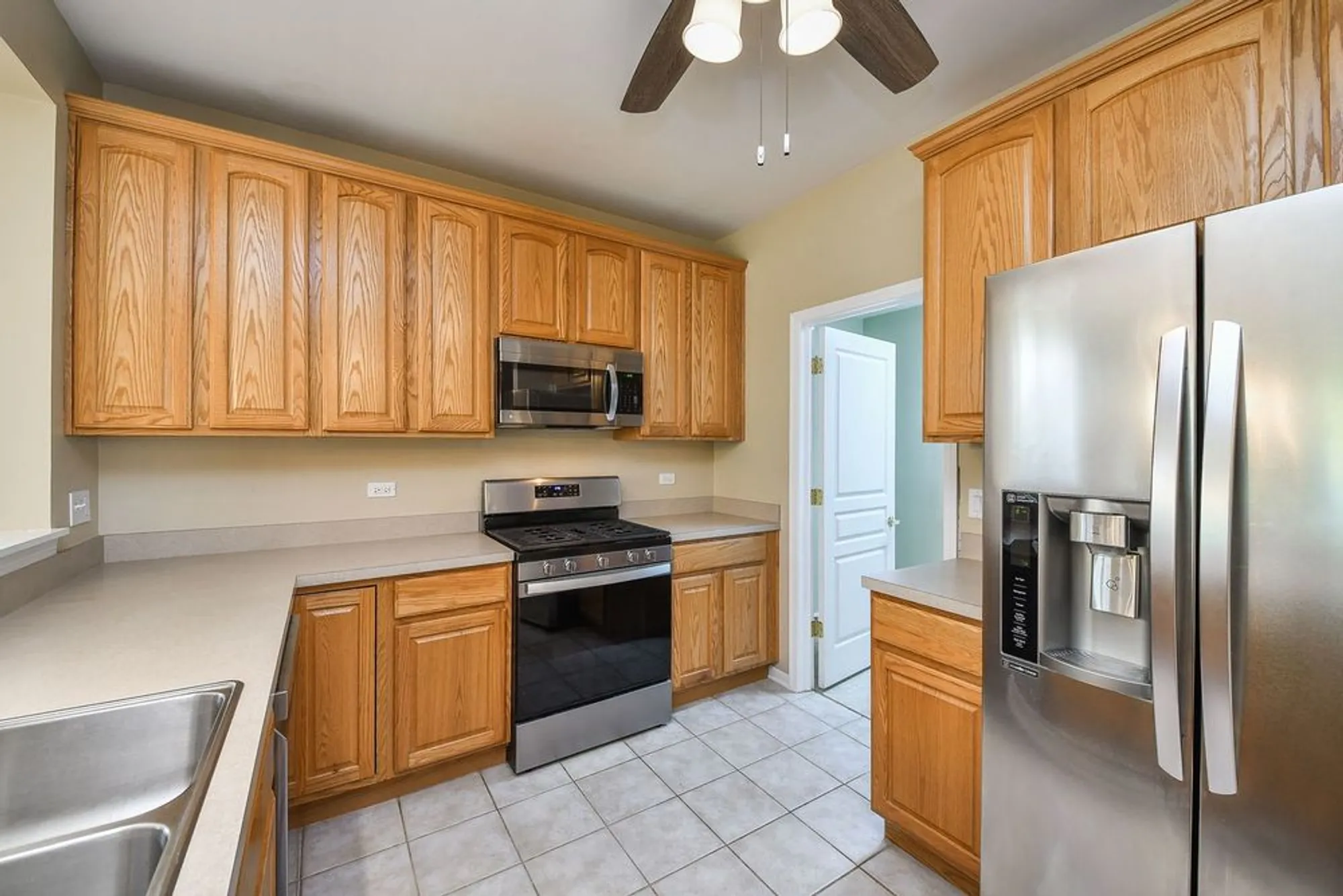 Property Slideshow image 6 of 26 | 2525 rolling rdg, Elgin, IL, 60124