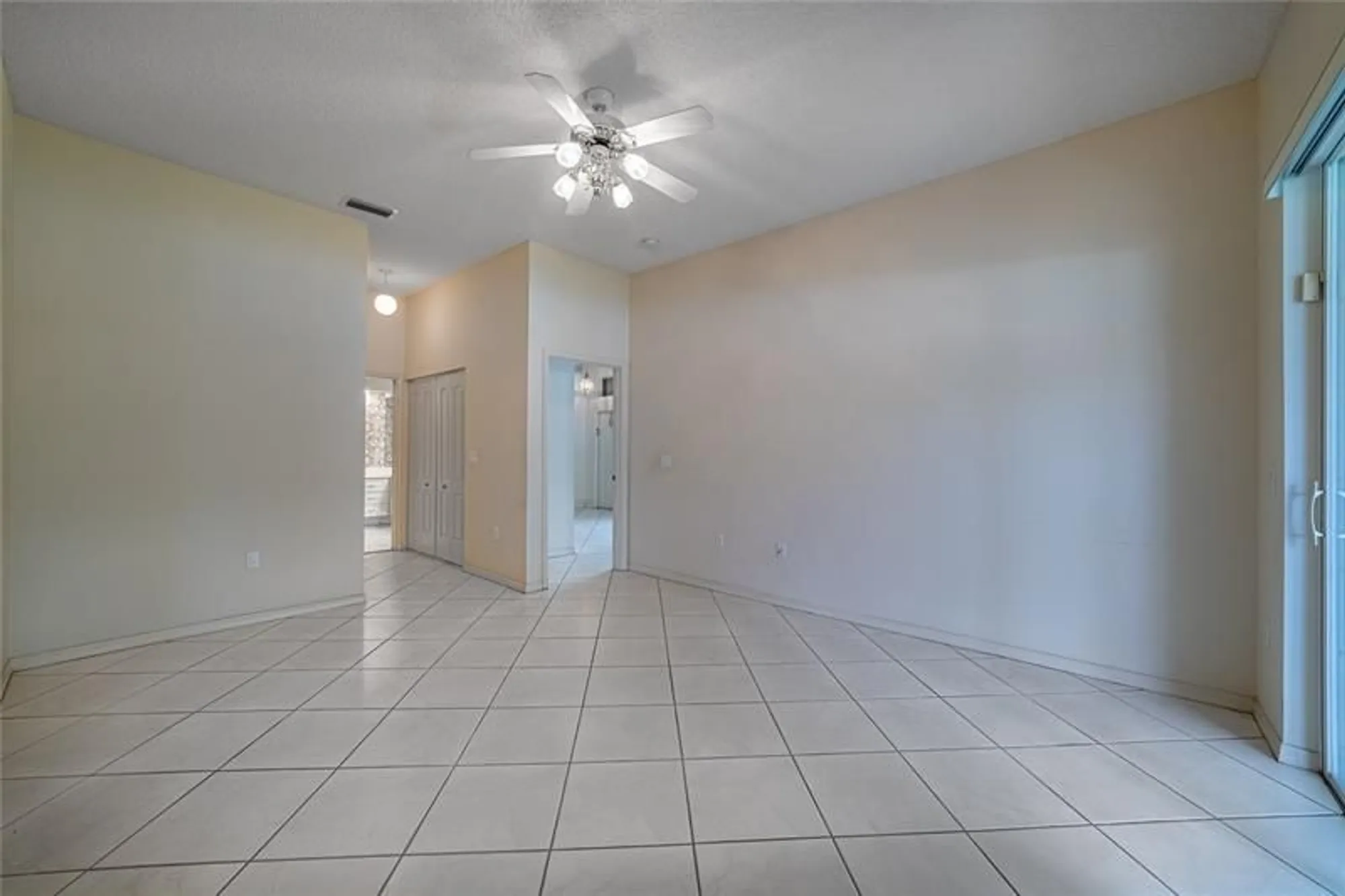 Property Slideshow image 10 of 39 | 10152 lombardy dr # 10152, Tamarac, FL, 33321