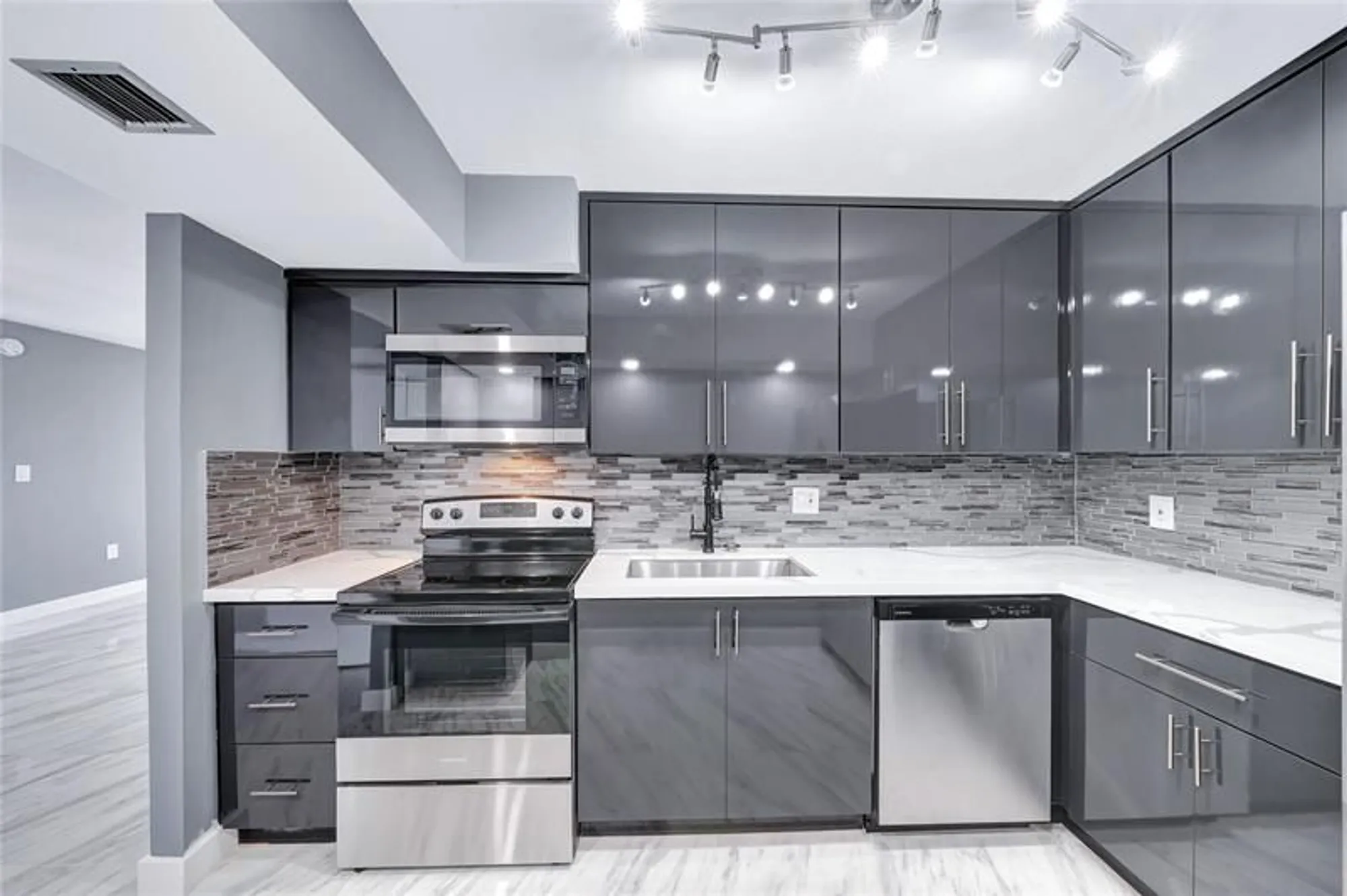 Property Slideshow image 6 of 53 | 1100 saint charles pl 708, Pembroke Pines, FL, 33026