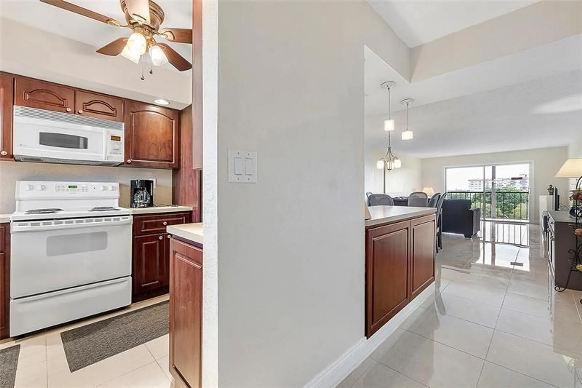 Property Slideshow image 4 of 22 | 5860 nw 44th st 706, Lauderhill, FL, 33319
