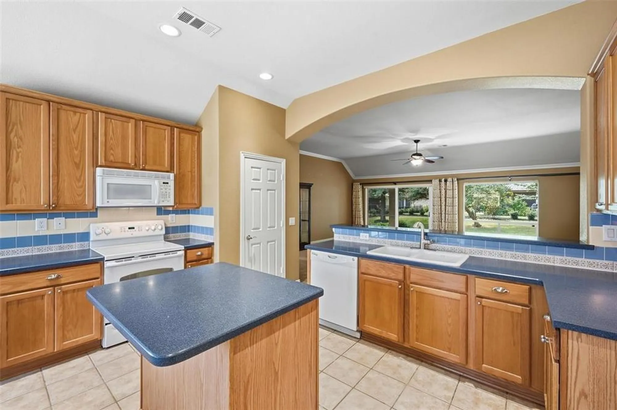 Property Slideshow image 8 of 39 | 10417 belvedere dr, Denton, TX, 76207