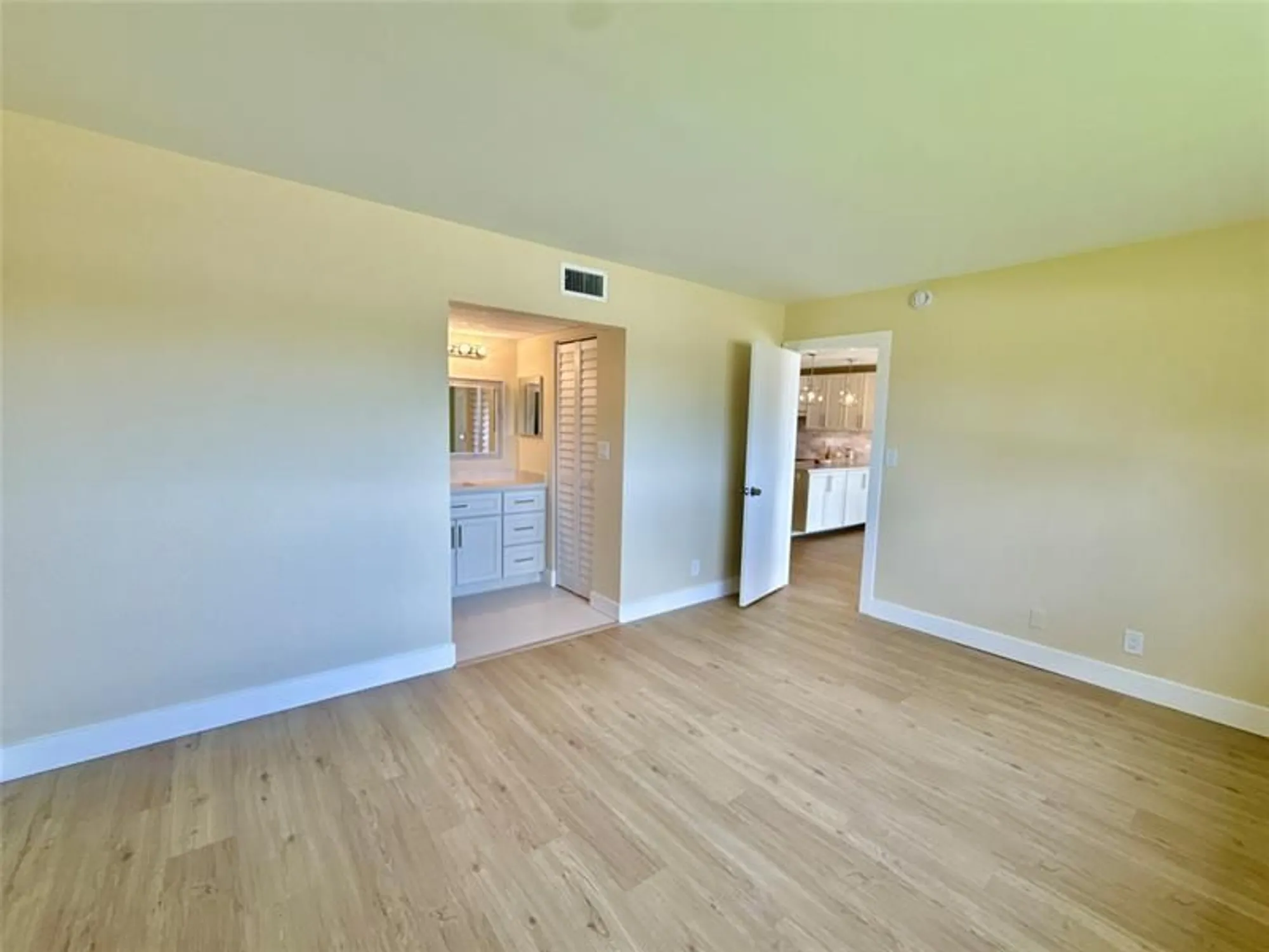 Property Slideshow image 13 of 19 | 7887 golf circle dr 211, Margate, FL, 33063