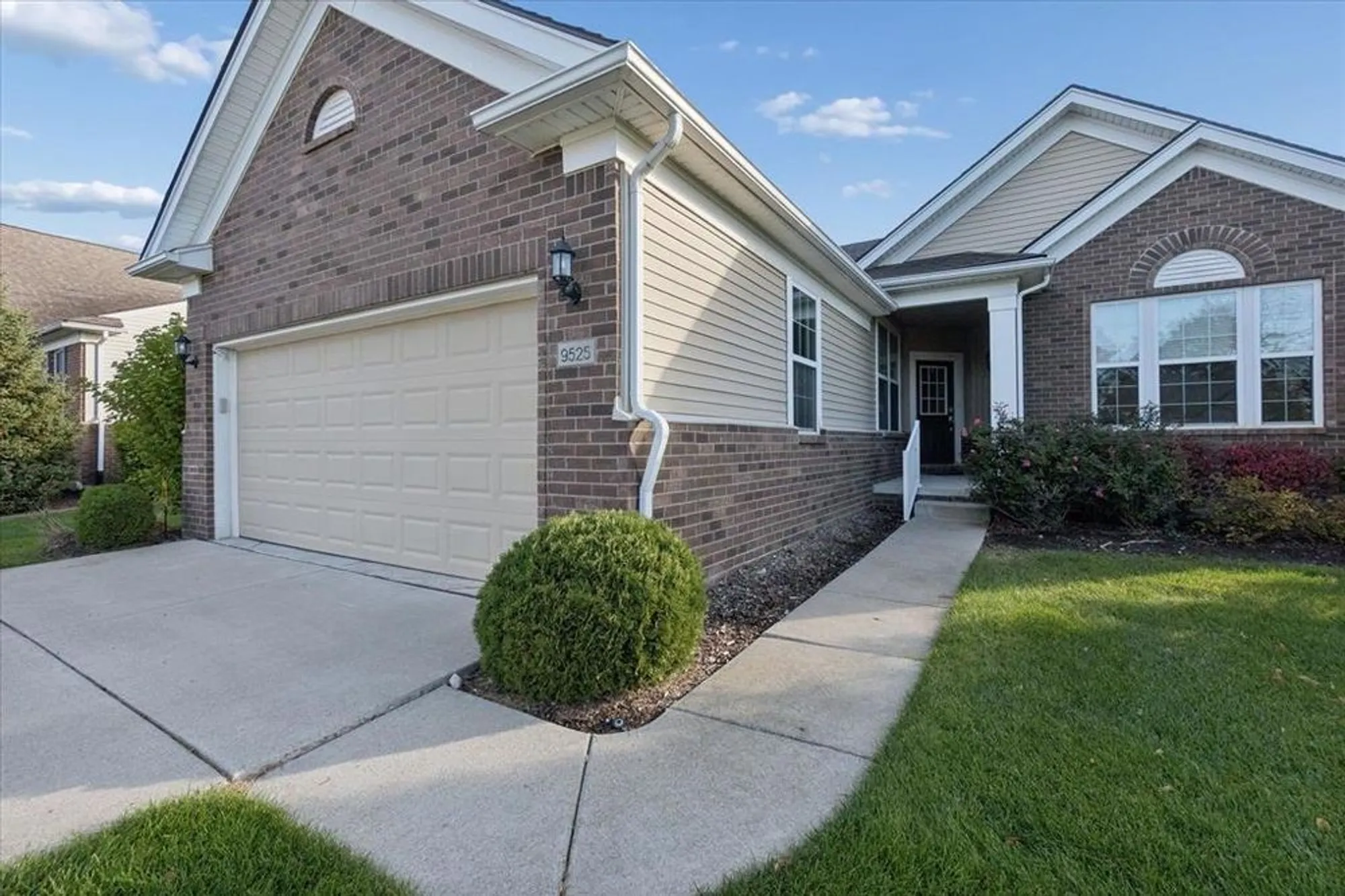 Property Slideshow image 5 of 67 | 9525 pine valley dr, Grand Blanc, MI, 48439