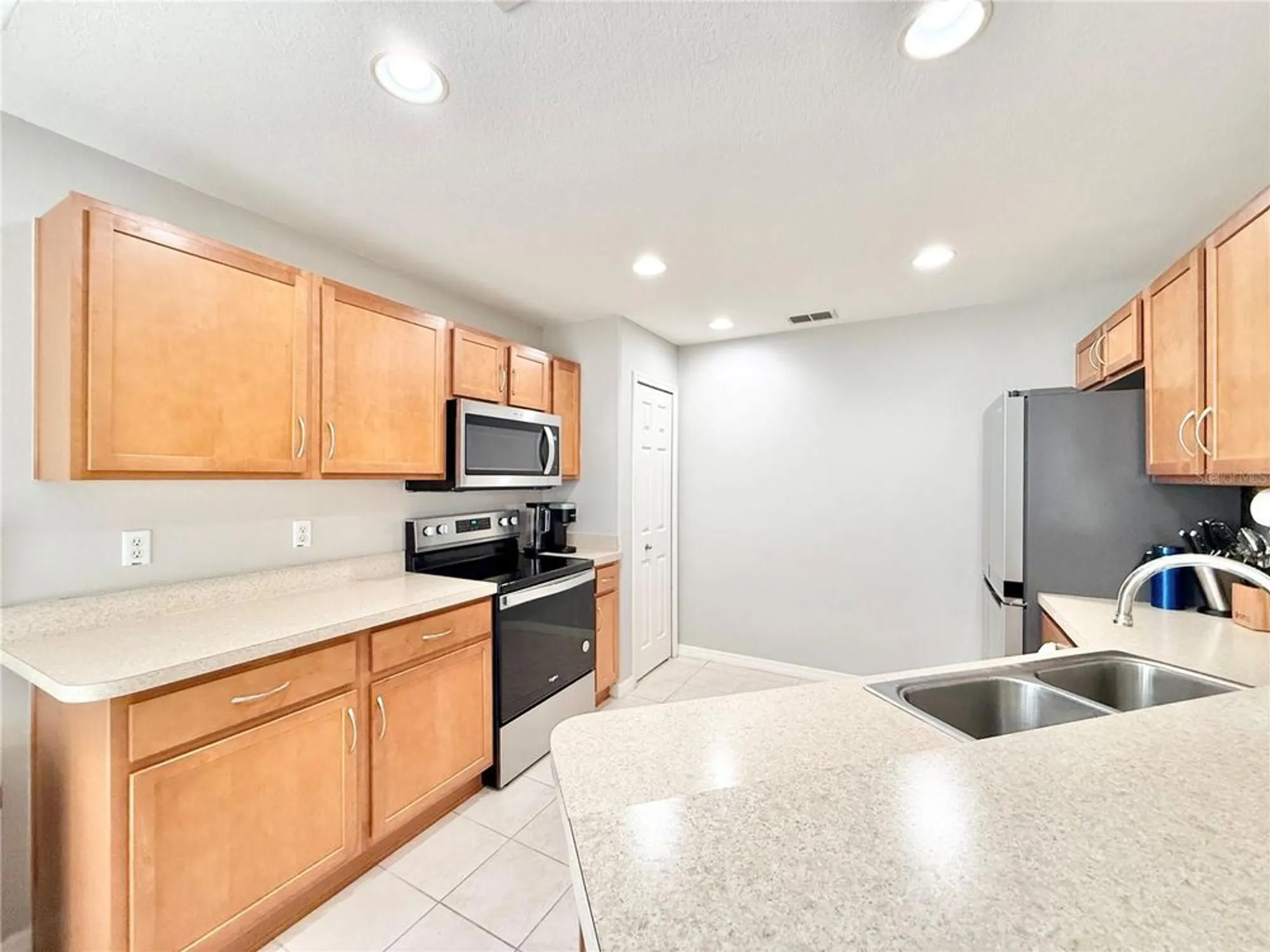 Property Slideshow image 13 of 42 | 3850 serenade ln # 3850, Lakeland, FL, 33811