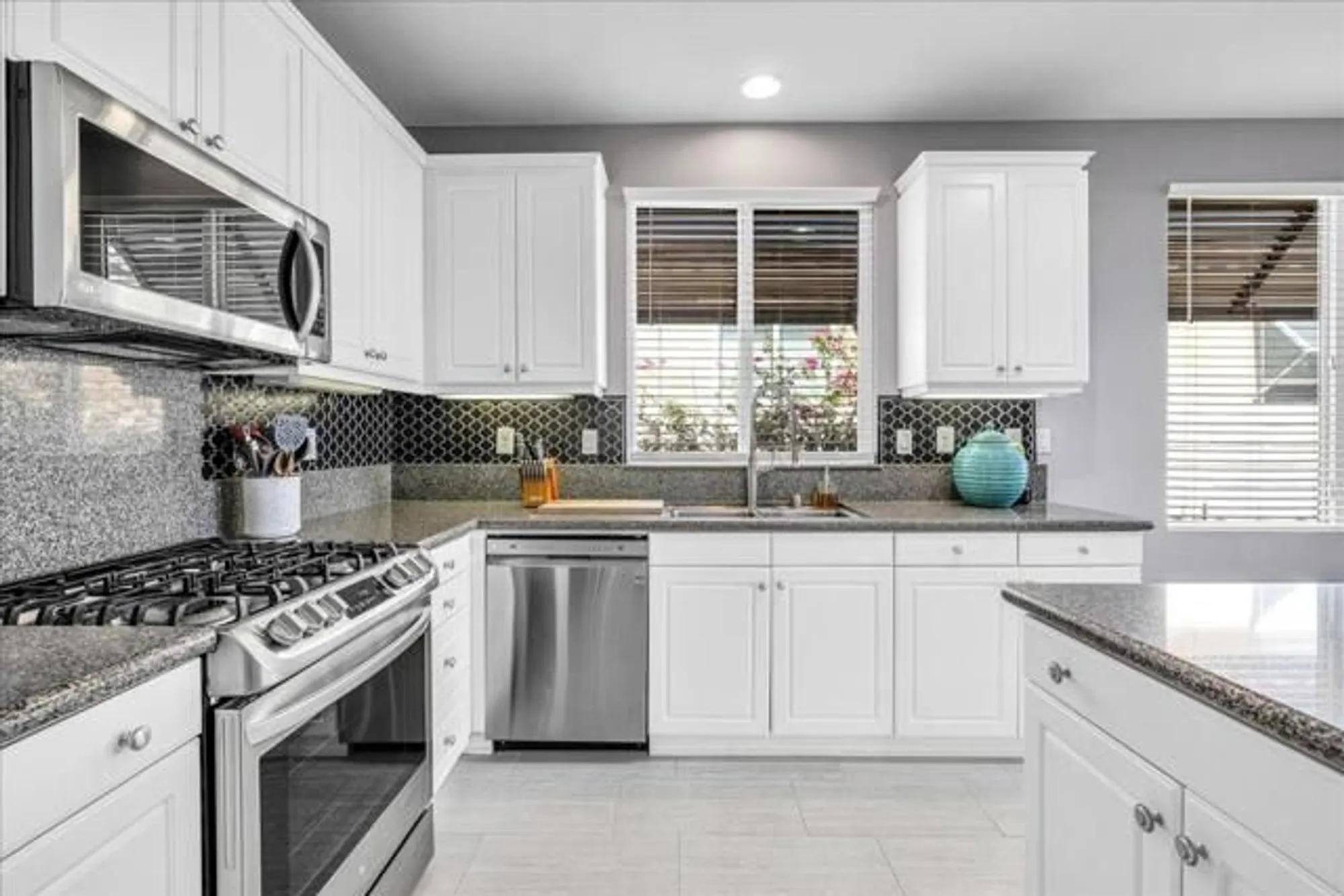 Property Slideshow image 13 of 48 | 2090 savanna way, Palm Springs, CA, 92262