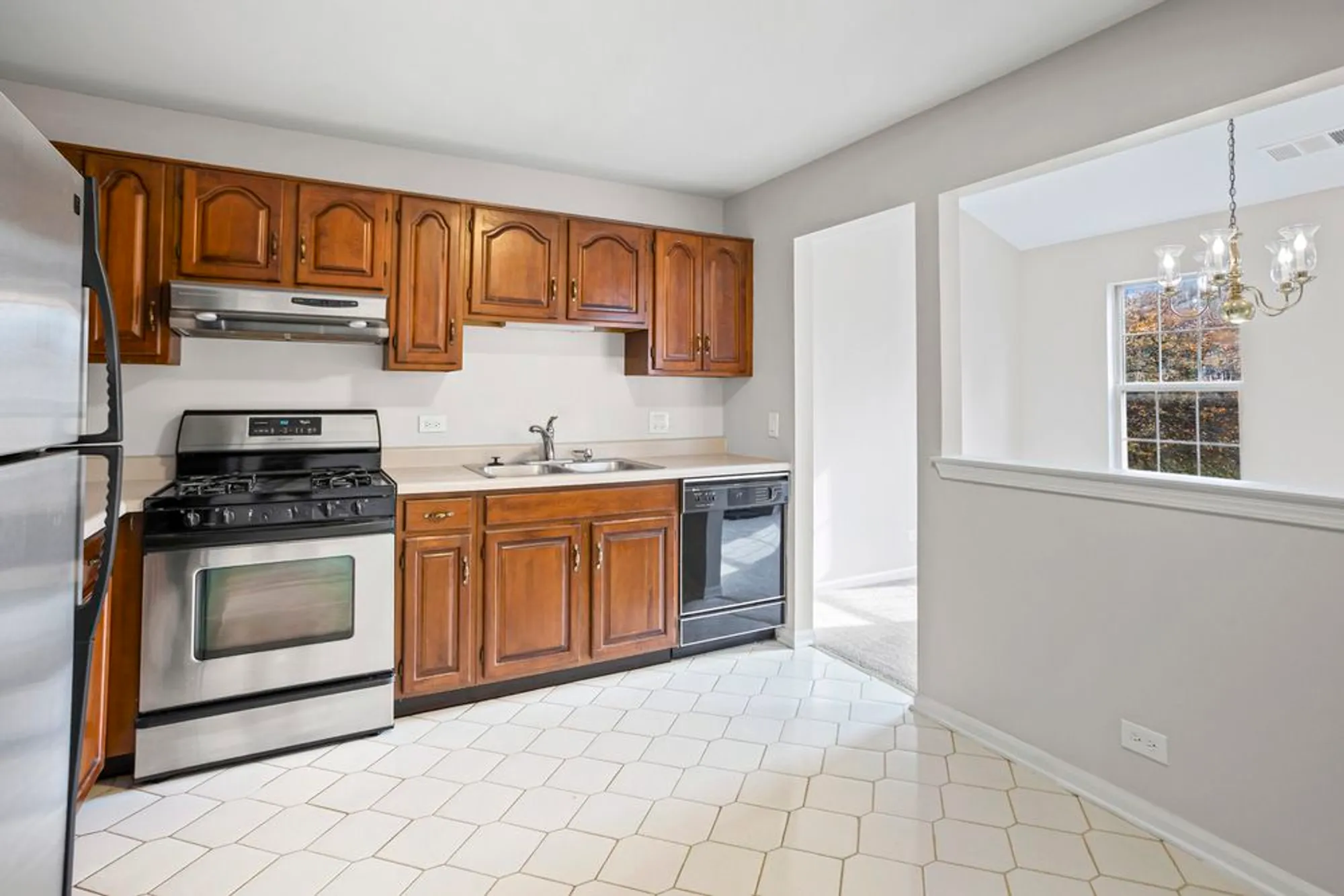 Property Slideshow image 9 of 23 | 109 rob roy ln c, Prospect Heights, IL, 60070