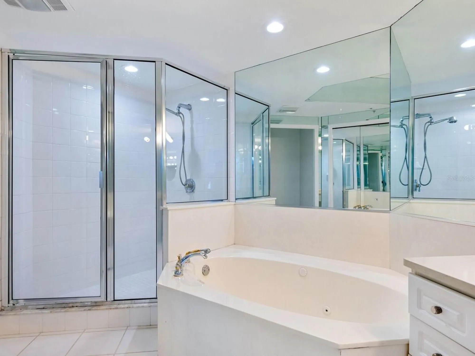 Property Slideshow image 32 of 61 | 5430 eagles point cir 101, Sarasota, FL, 34231