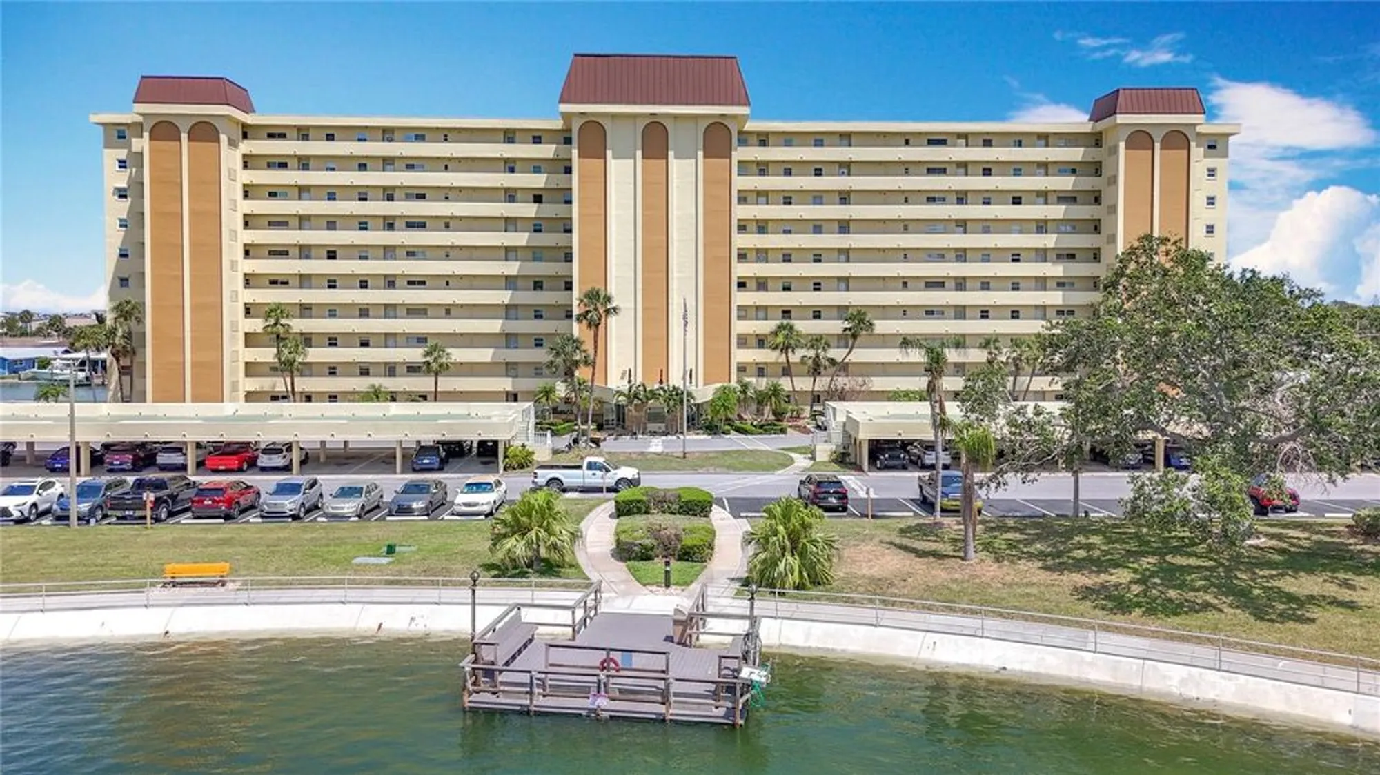 Property Slideshow image 11 of 61 | 4725 cove cir apt 908, St Petersburg, FL, 33708