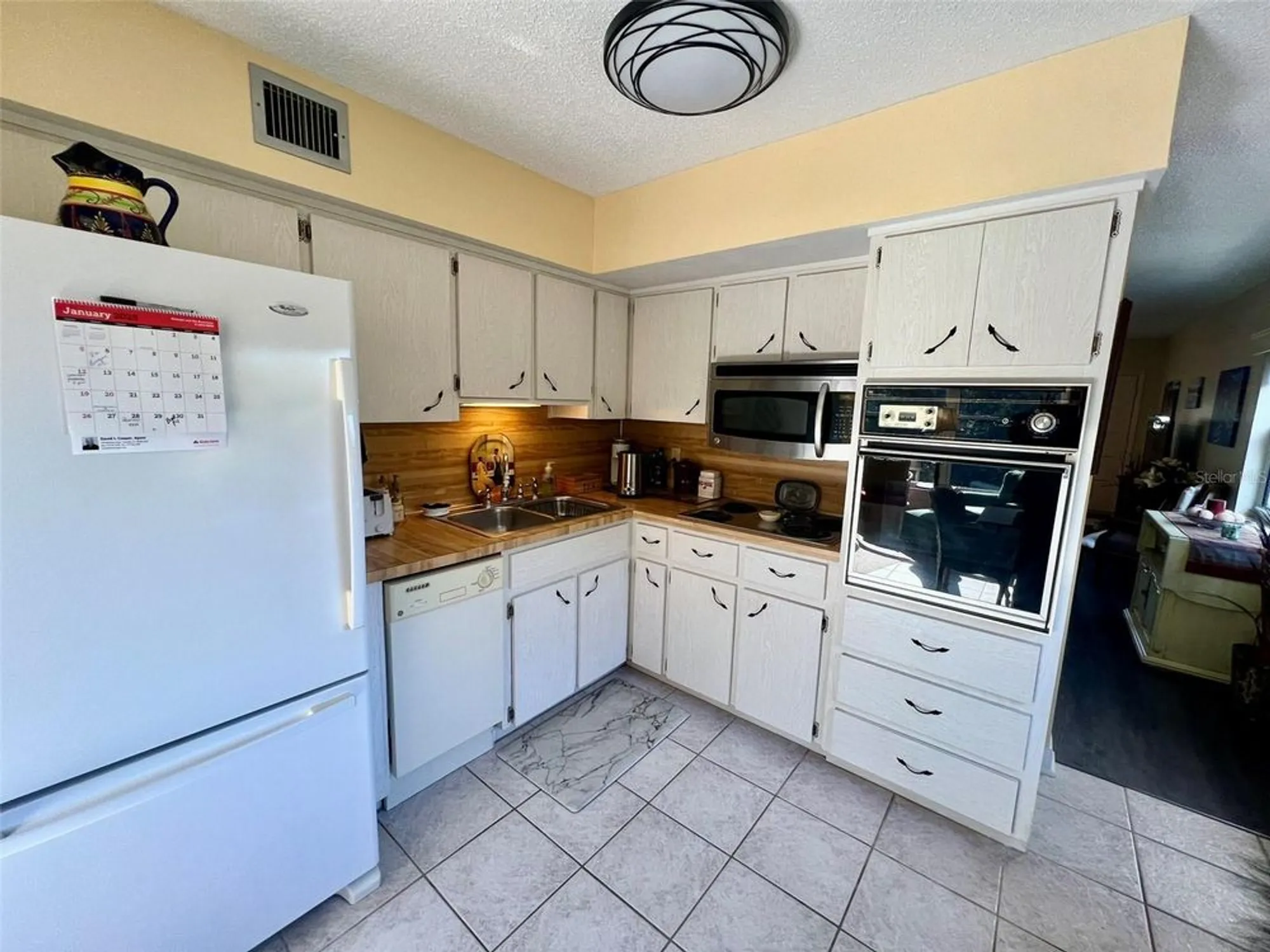 Property Slideshow image 11 of 44 | 2461 rhodesian dr 51, Clearwater, FL, 33763