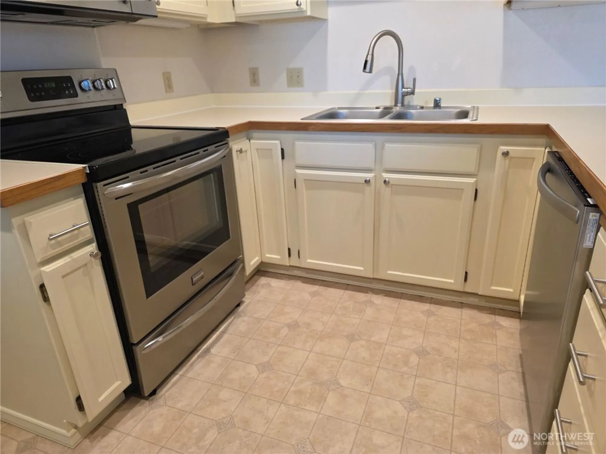 Property Slideshow image 9 of 40 | 3935 226th pl 313, Issaquah, WA, 98029