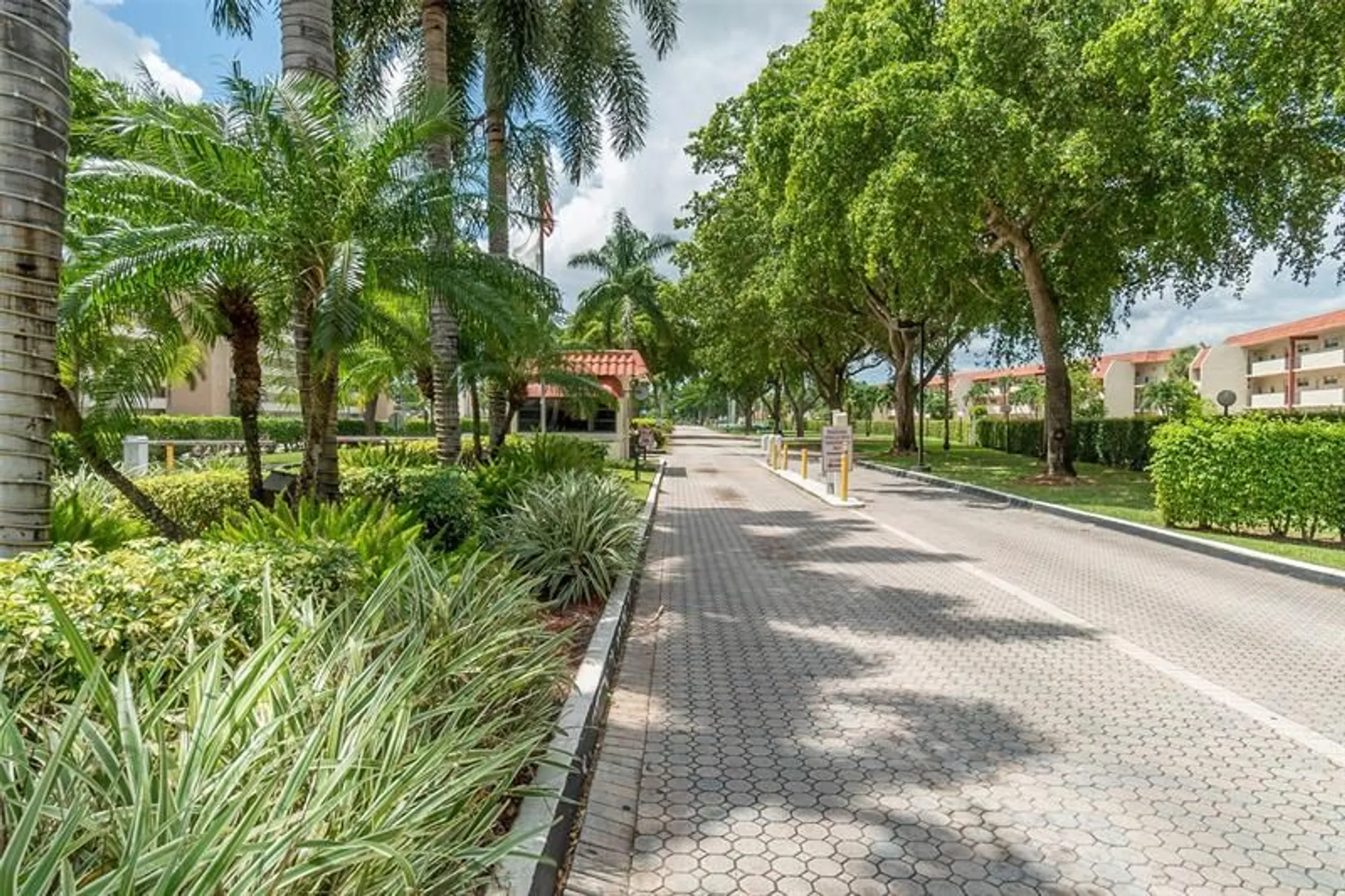 Property Slideshow image 51 of 53 | 671 s hollybrook dr 306, Pembroke Pines, FL, 33025