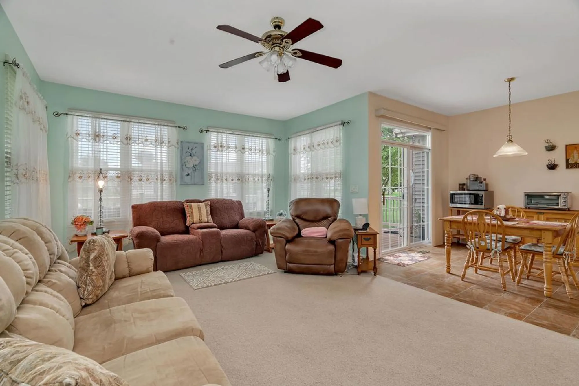 Property Slideshow image 8 of 32 | 21201 lily lake ln, Crest Hill, IL, 60403