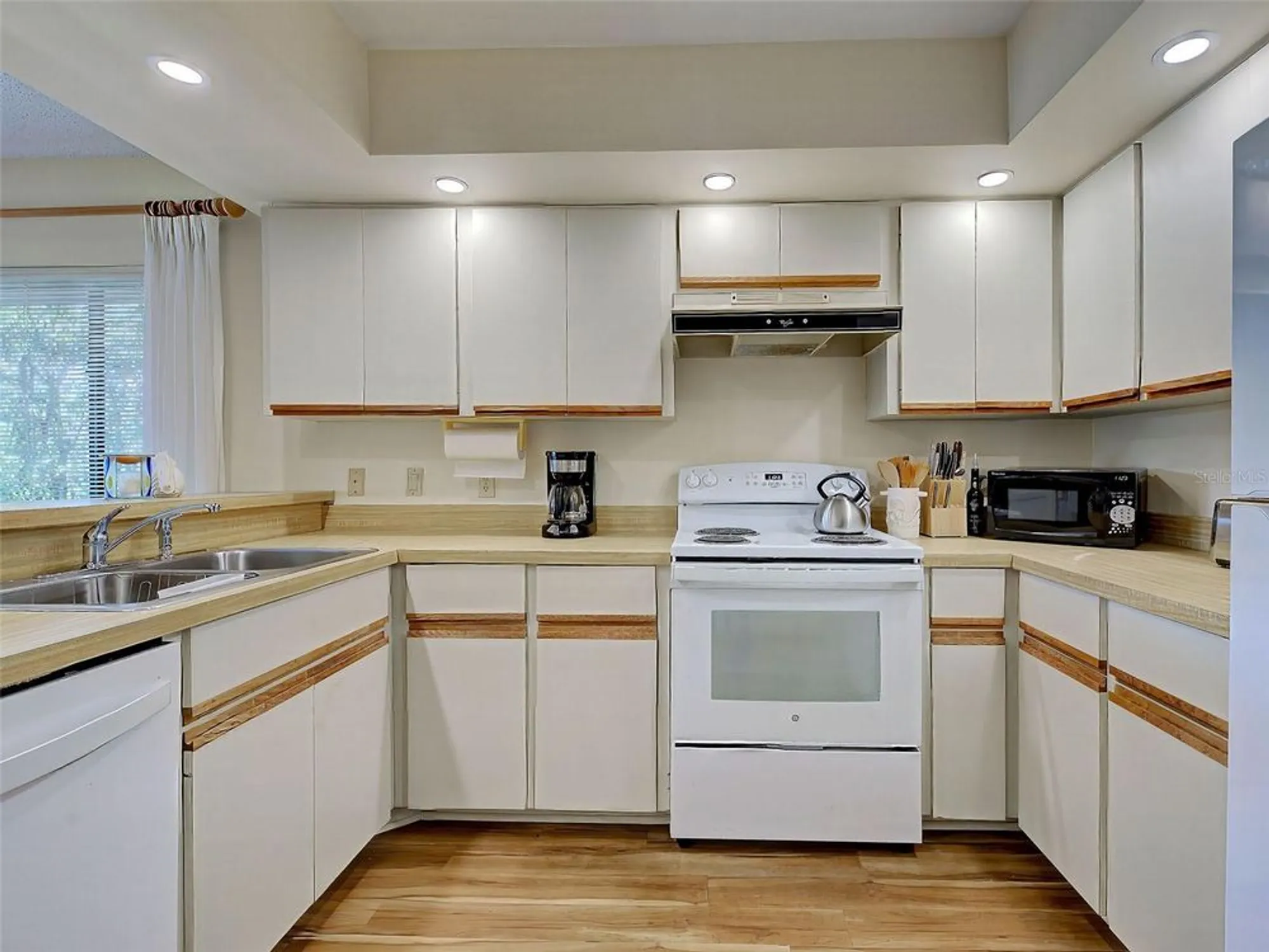 Property Slideshow image 22 of 74 | 220 southampton dr 325, Venice, FL, 34293