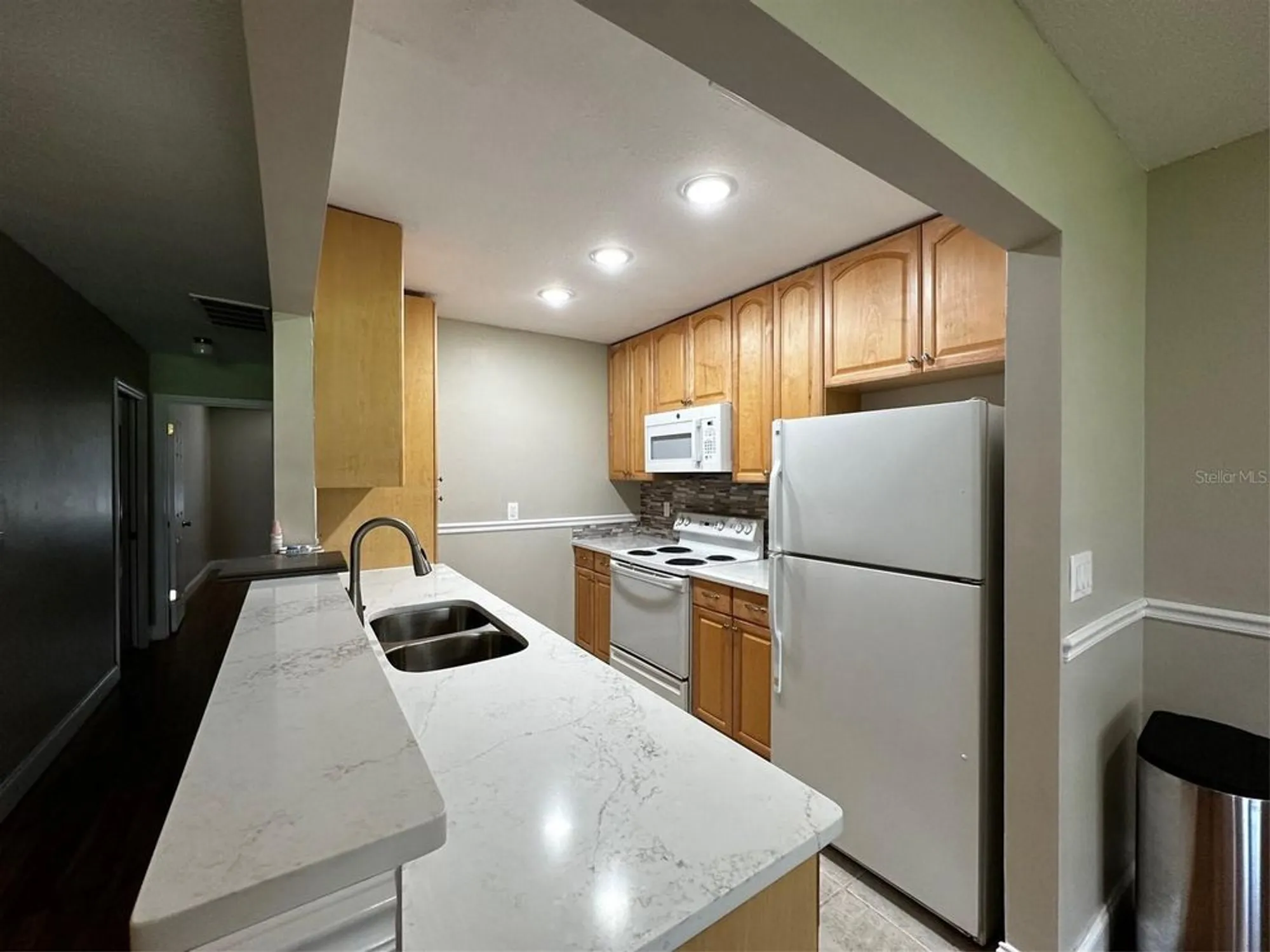 Property Slideshow image 6 of 12 | 405 gladstone pl, Sun City Center, FL, 33573