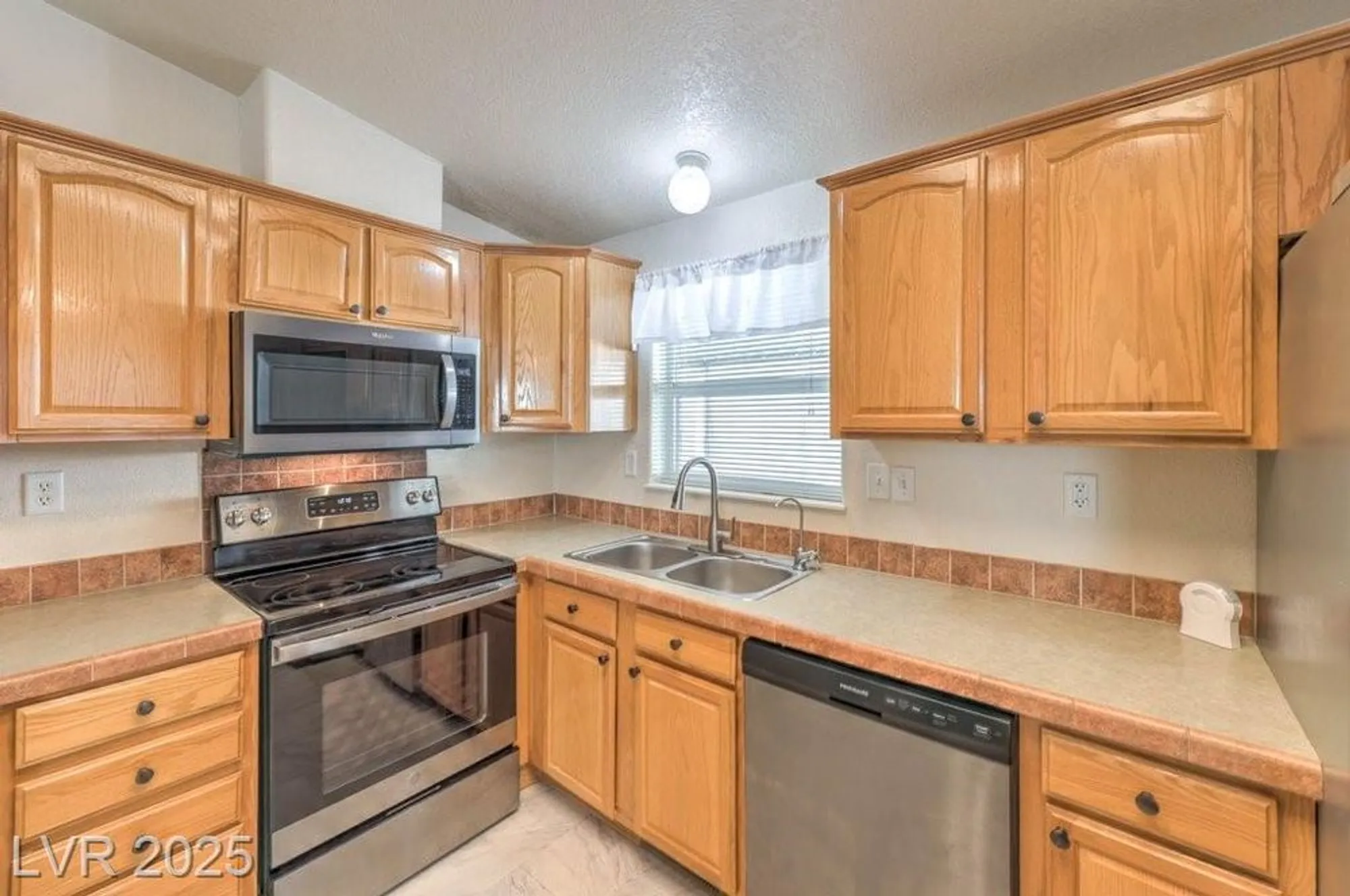 Property Slideshow image 17 of 44 | 581 montecito dr, Pahrump, NV, 89048