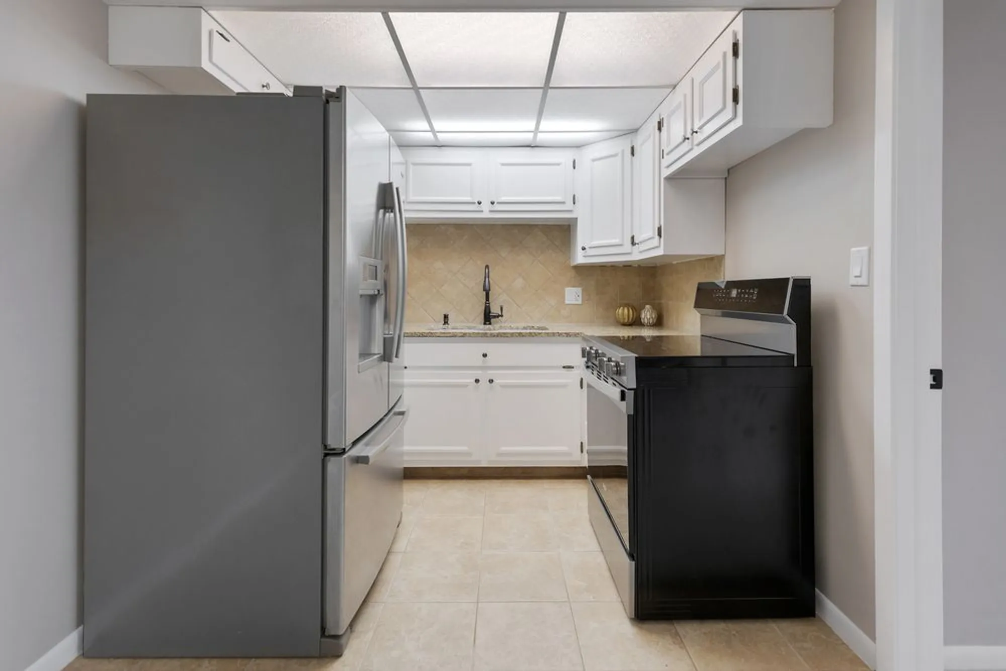 Property Slideshow image 11 of 19 | 2900 maple ave 17e, Downers Grove, IL, 60515