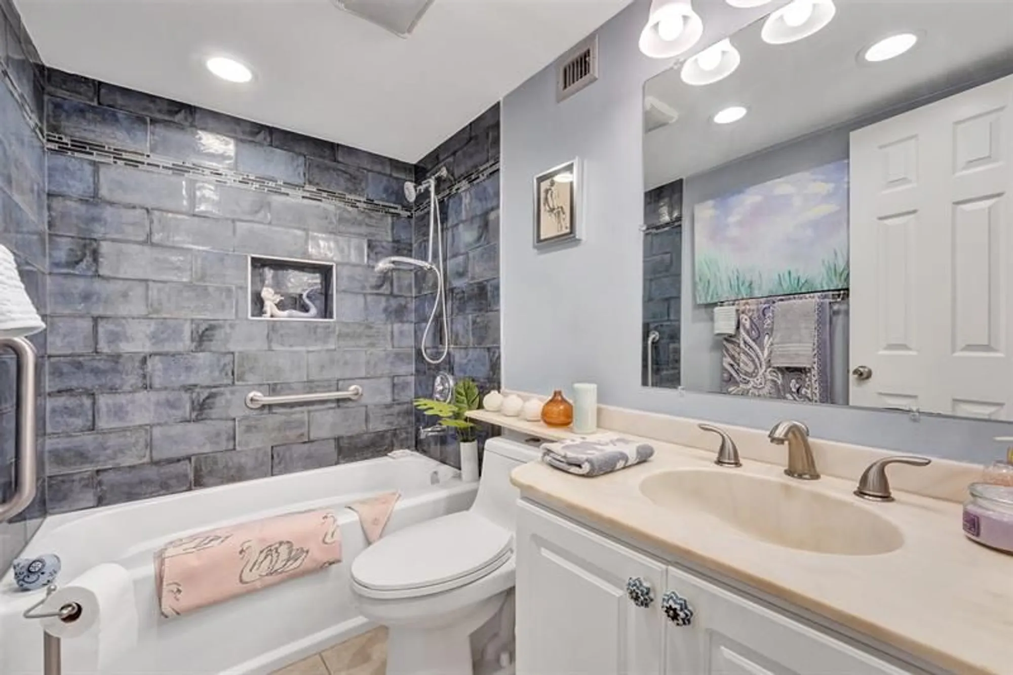 Property Slideshow image 12 of 34 | 5860 nw 44th st 509, Lauderhill, FL, 33319