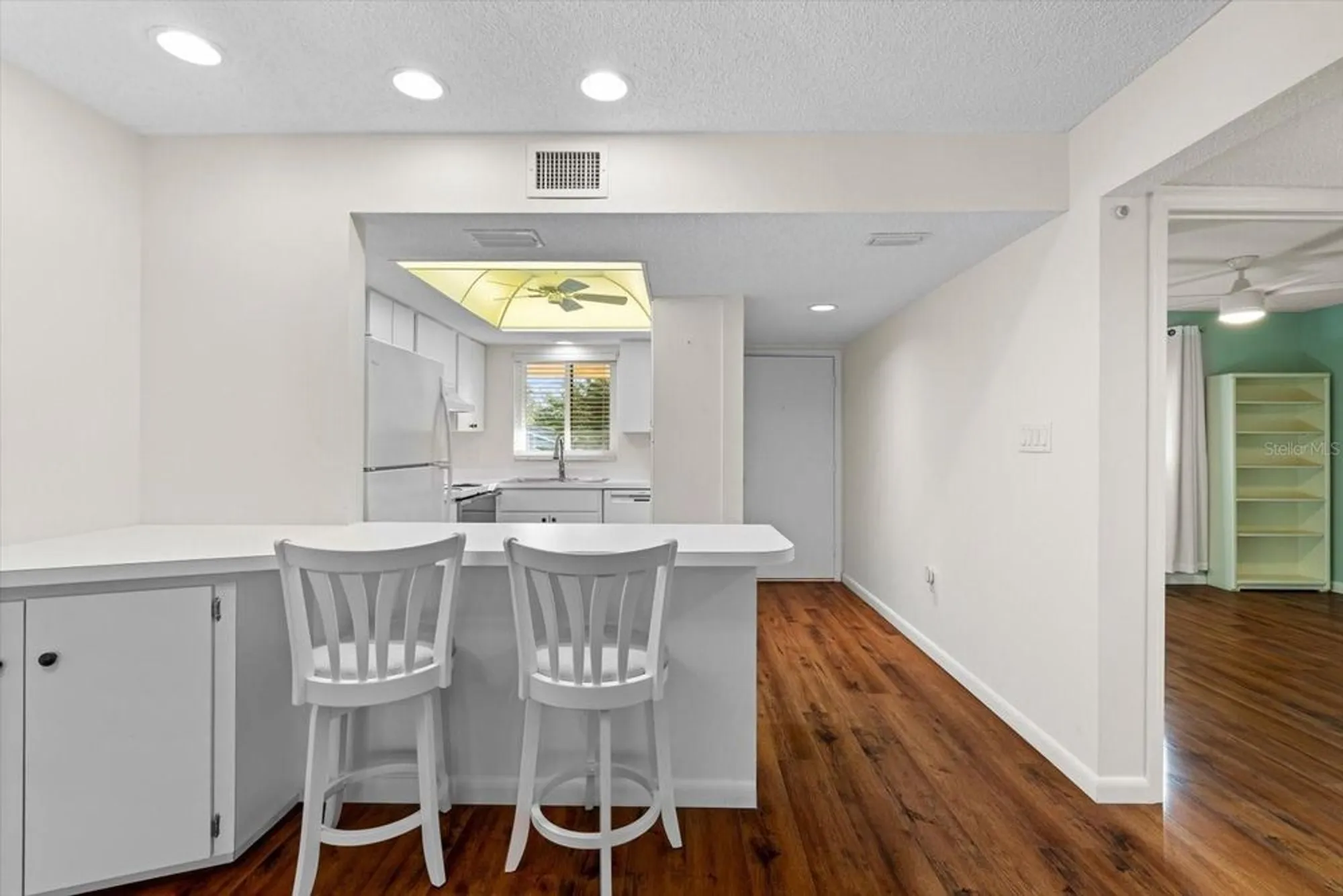 Property Slideshow image 12 of 33 | 2522 clubhouse dr unit 204, Sarasota, FL, 34232